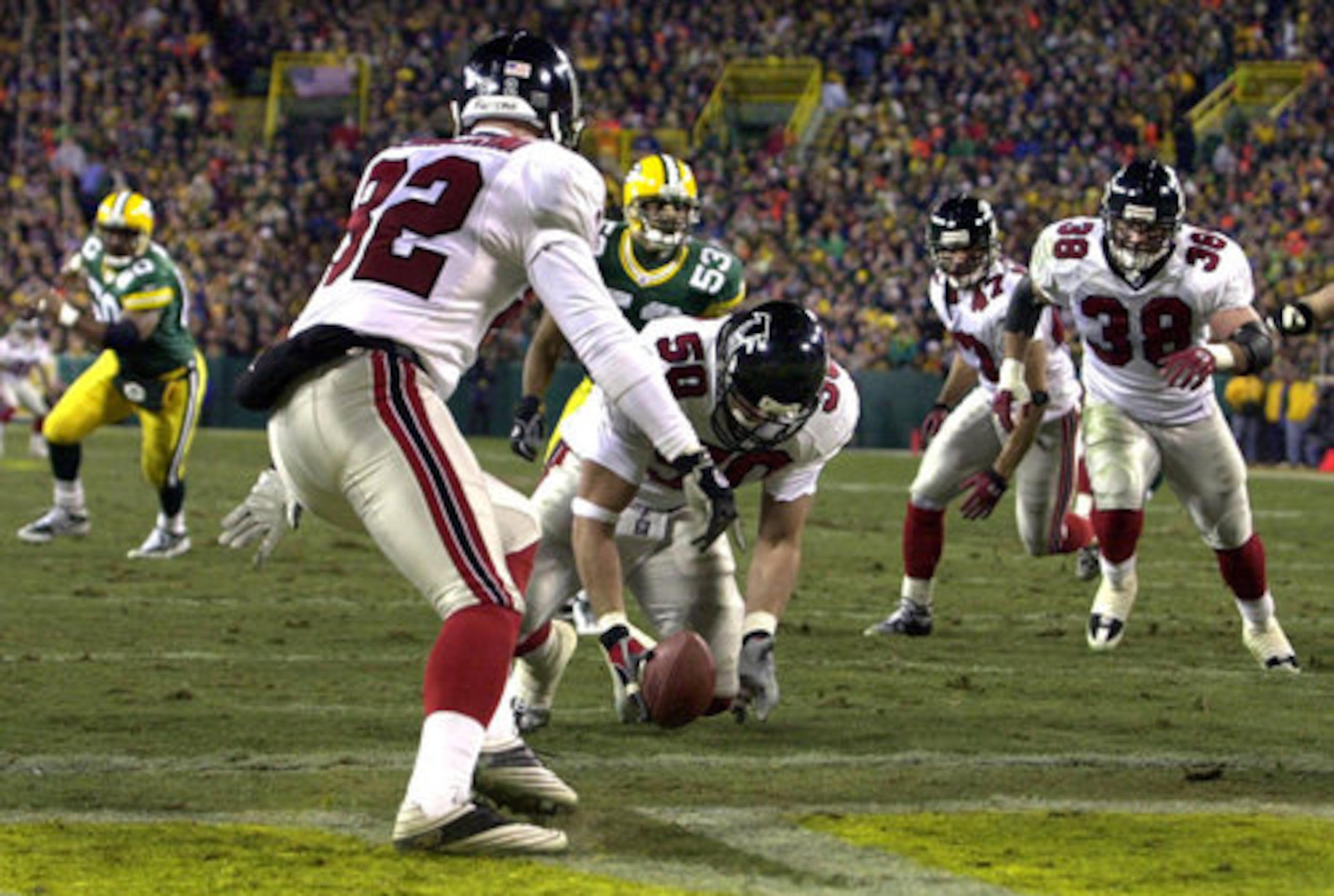 Falcons linebacker Artie Ulmer scoops up a blocked punt for a touchdown against the Packers in the first quarter.