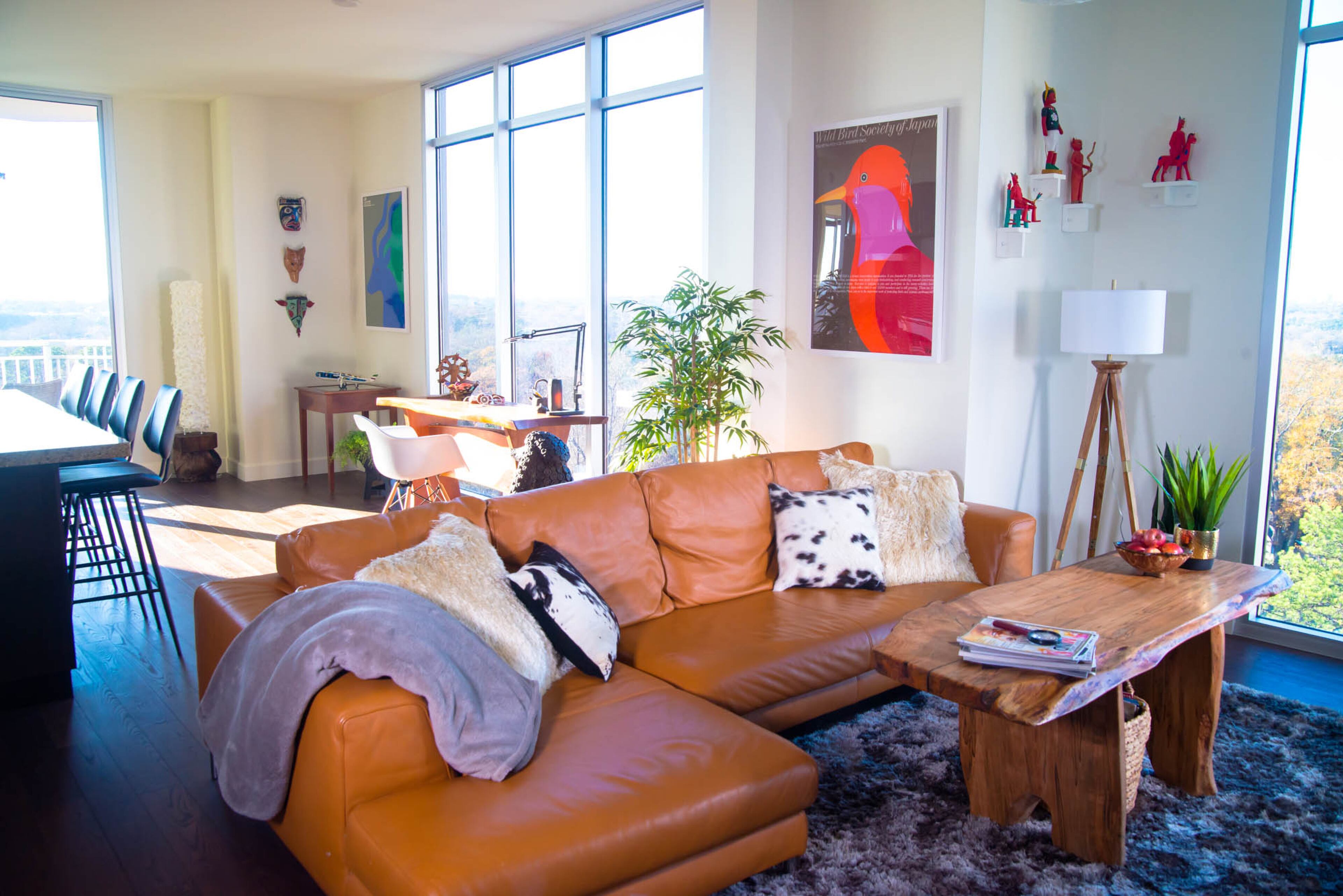 Natural lighting and natural elements go hand-in-hand in this At-lanta home. Artists Ron and Pippa Seichrist value the light brought into their 12th floor condo and have enacted a no-curtain policy. The lighting is wonderful for displaying their custom art. Text by Anna Logan/Fast Copy News Service.