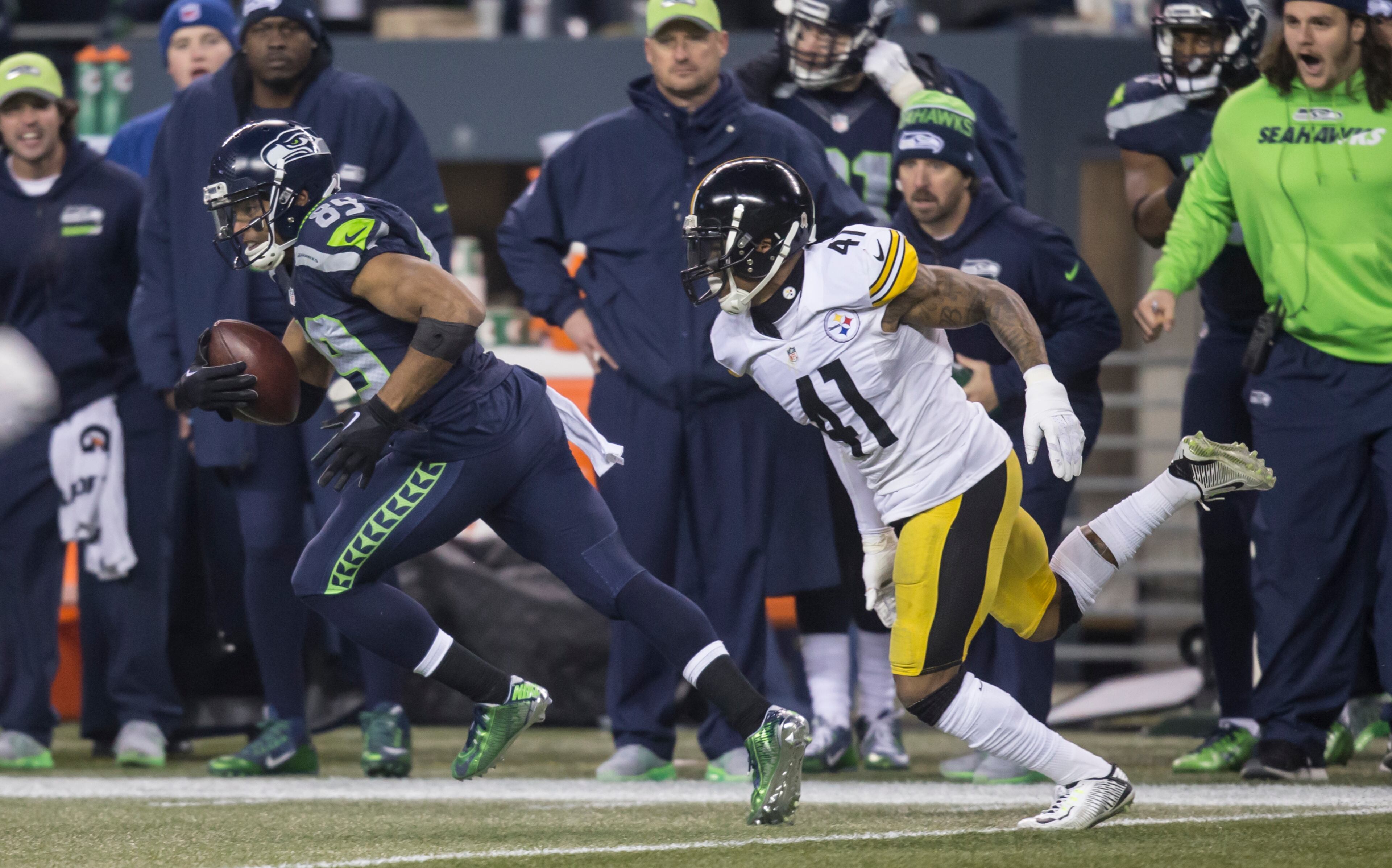 SEATTLE, WA - NOVEMBER 29: Wide receiver Doug Baldwin #89 of the Seattle Seahawks runs to the end zone for an 80-yard touchdown reception as he is chased by defensive back Antwon Blake #41 of the Pittsburgh Steelers during the second half of a football game at CenturyLink Field on November 29, 2015 in Seattle, Washington. The Seahawks won the game 39-30. (Photo by Stephen Brashear/Getty Images)