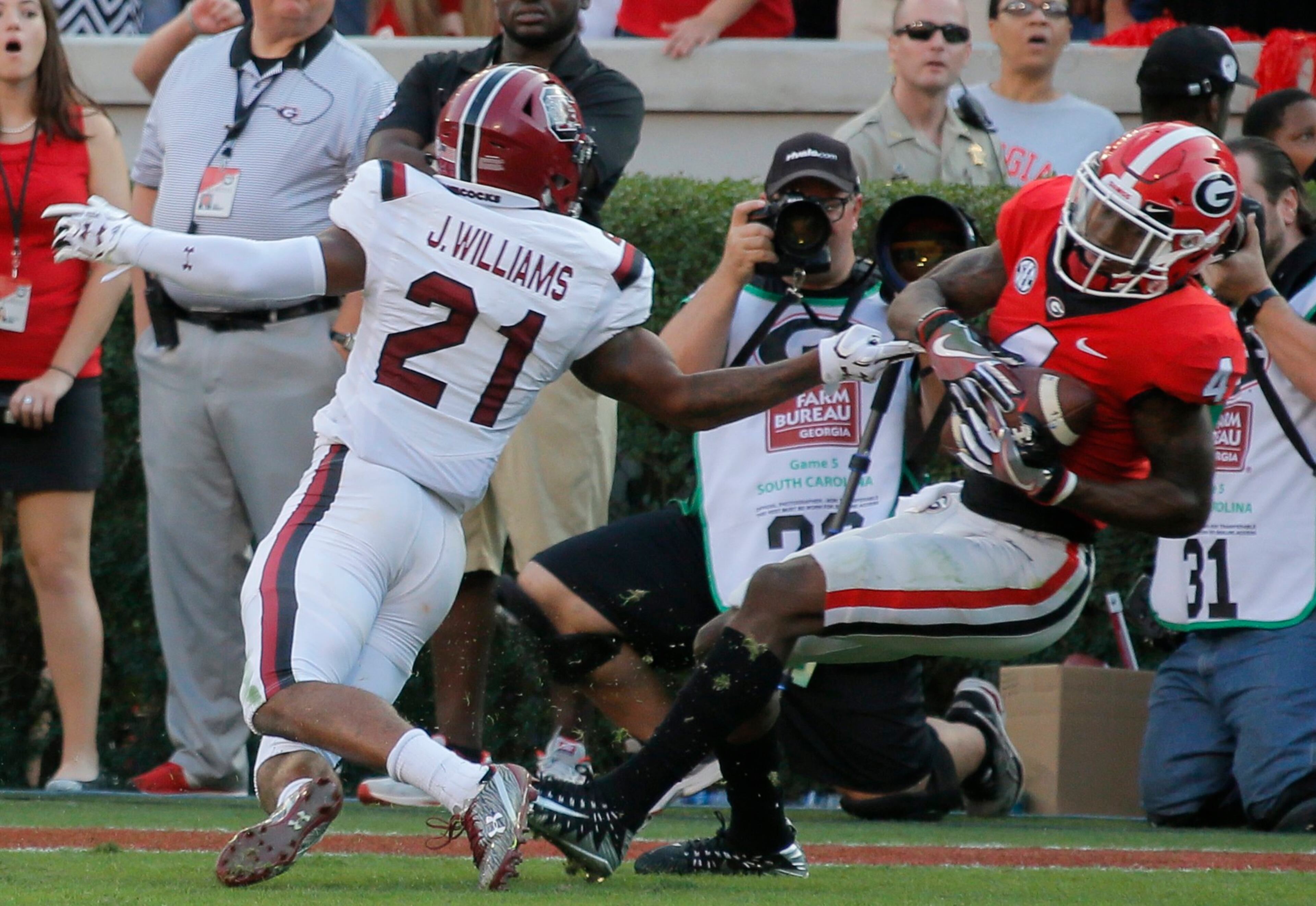 11/4/17 - Athens - Georgia Bulldogs wide receiver Mecole Hardman (4) scores in the second half over defender South Carolina Gamecocks defensive back Jamyest Williams (21). NCAA football game between the University of Georgia Bulldogs and the University of South Carolina Gamecocks BOB ANDRES /BANDRES@AJC.COM