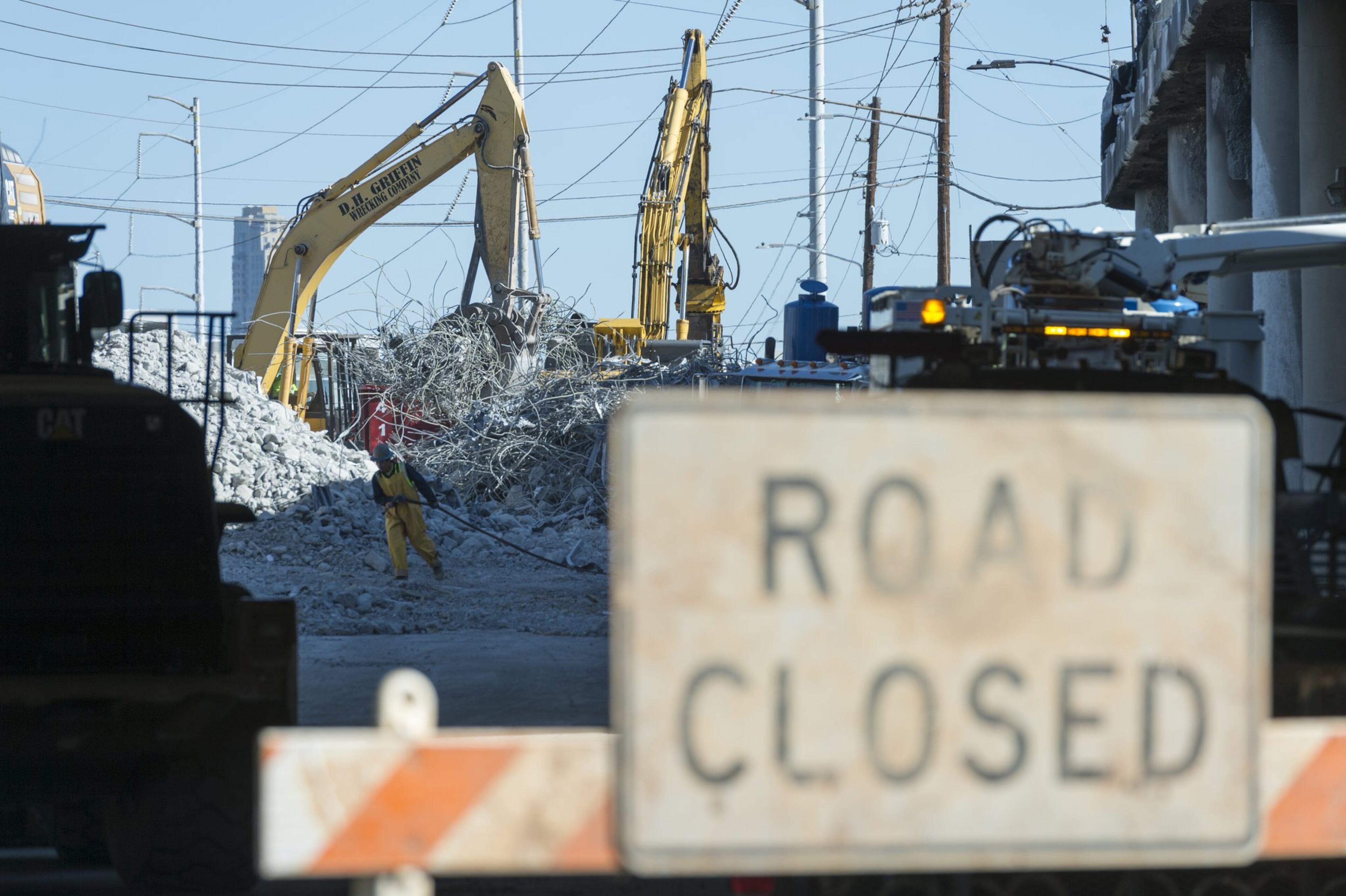 Demolition continues on the section of I-85 in Atlanta that collapsed in a fire on March 30, 2017. (DAVID BARNES / DAVID.BARNES@AJC.COM)