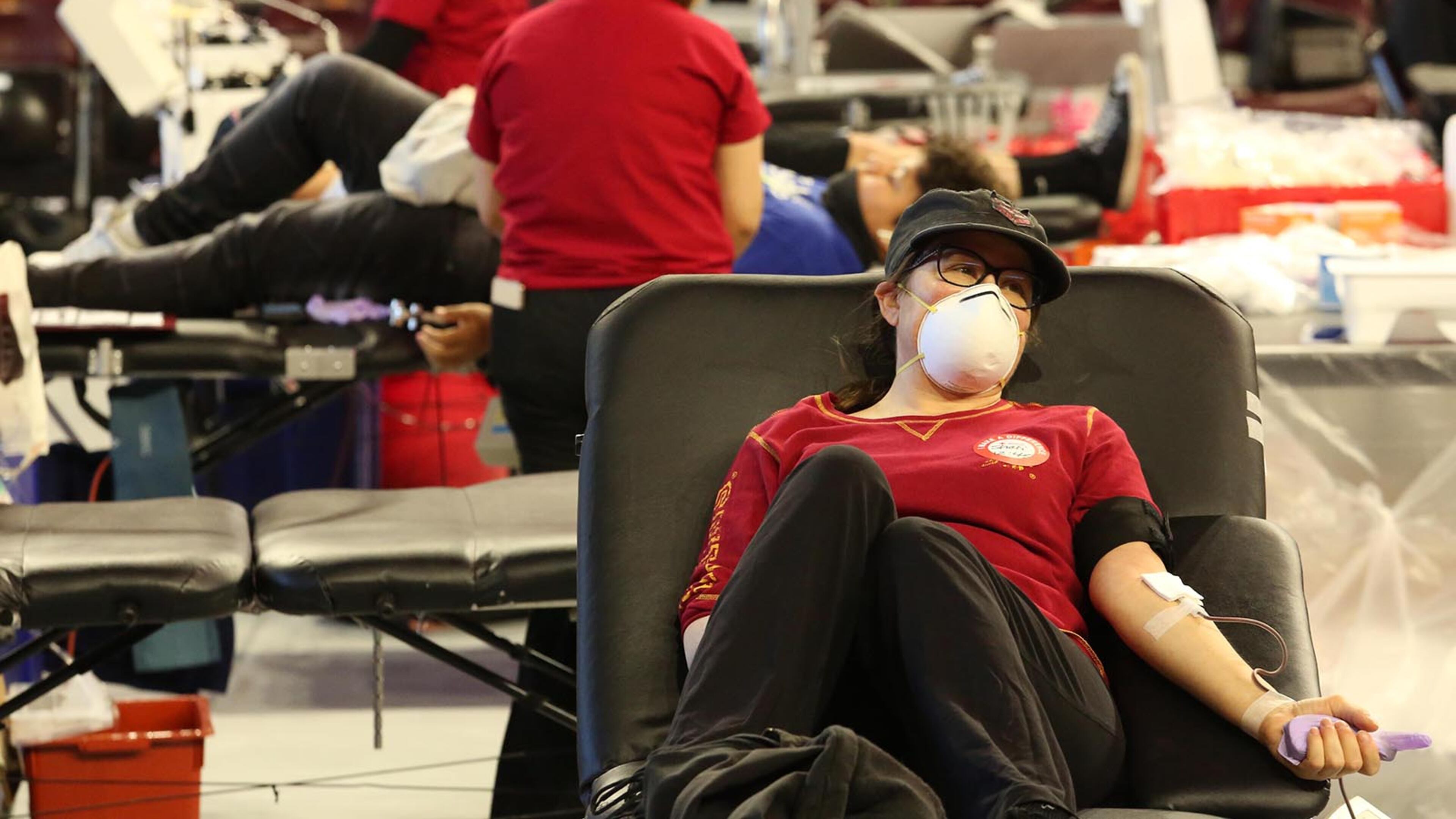 Cheri Adams donates blood at USC’s Galen Center on April 14, 2020 in Los Angeles, California. (Genaro Molina/Los Angeles Times/TNS)