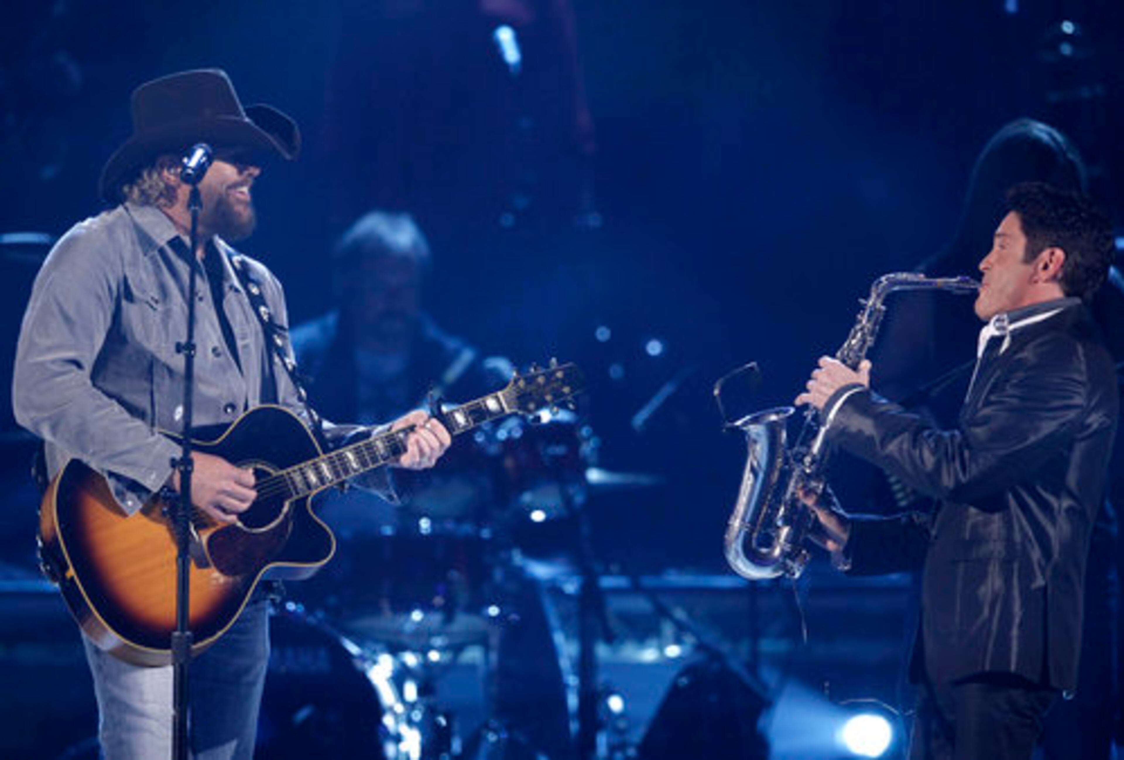 Toby Keith, left, and Dave Koz peform.