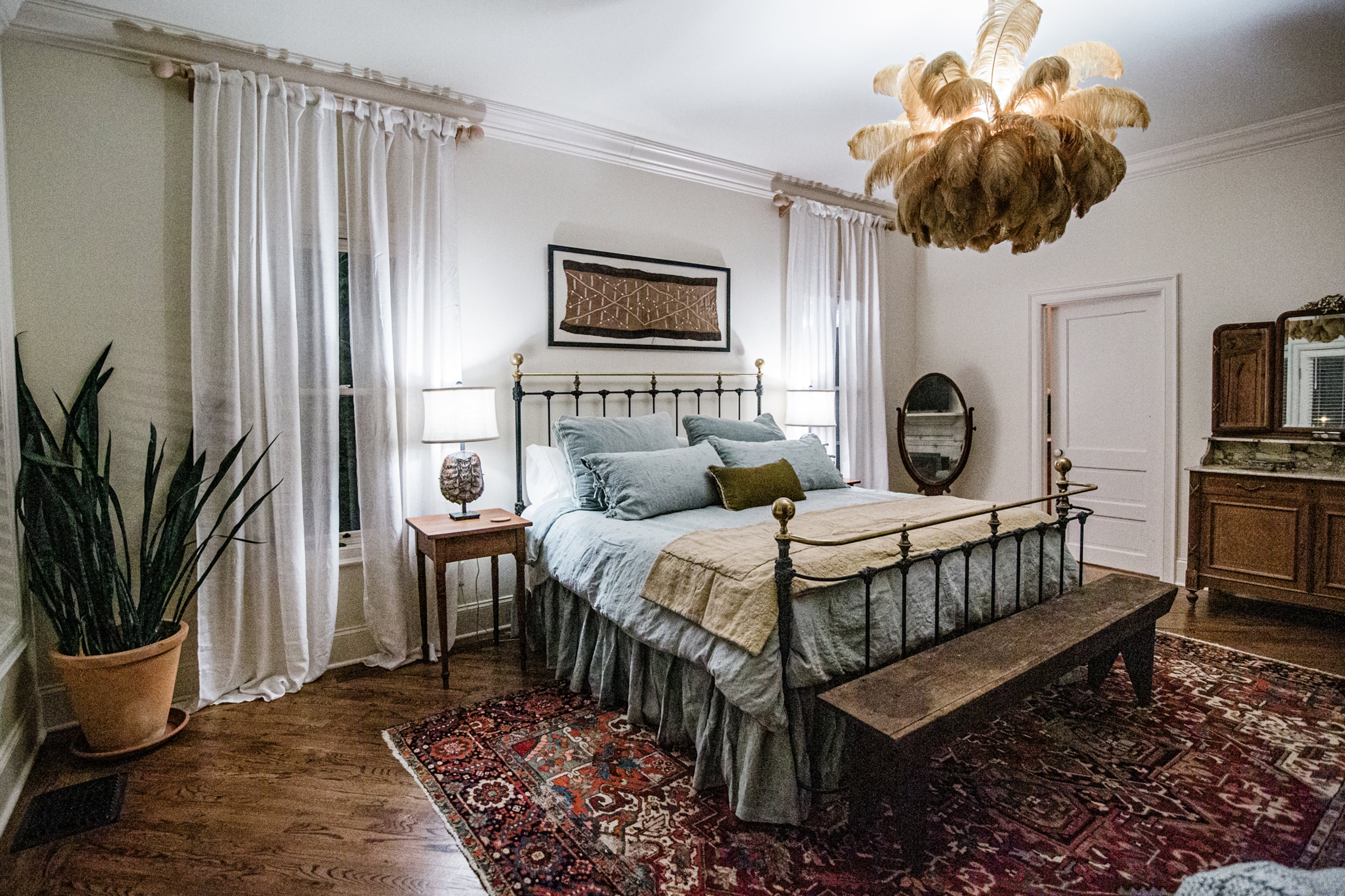 The Historic Leiper’s Fork Inn features antiques with contemporary amenities. (Courtesy of Leonard Garrison)