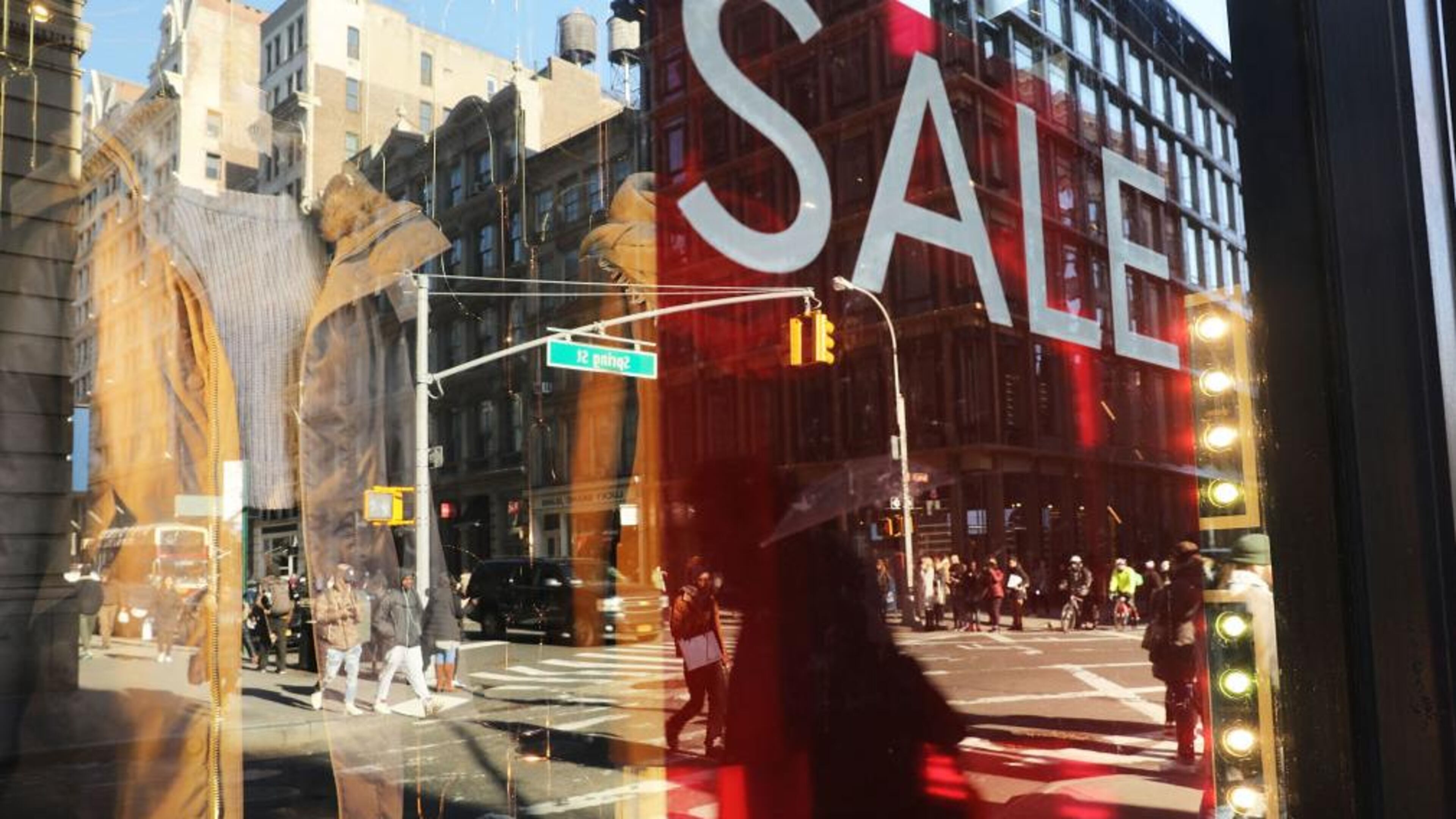 NEW YORK, NY - JANUARY 26: People shop along Broadway in Manhattan on January 26, 2018 in New York City. The Commerce Department said on Friday that the economy grew solidly for a third straight quarter late last year on strong consumer spending and business investment. The nation's gross domestic product increased at a seasonally adjusted annual rate of 2.6%. (Photo by Spencer Platt/Getty Images)