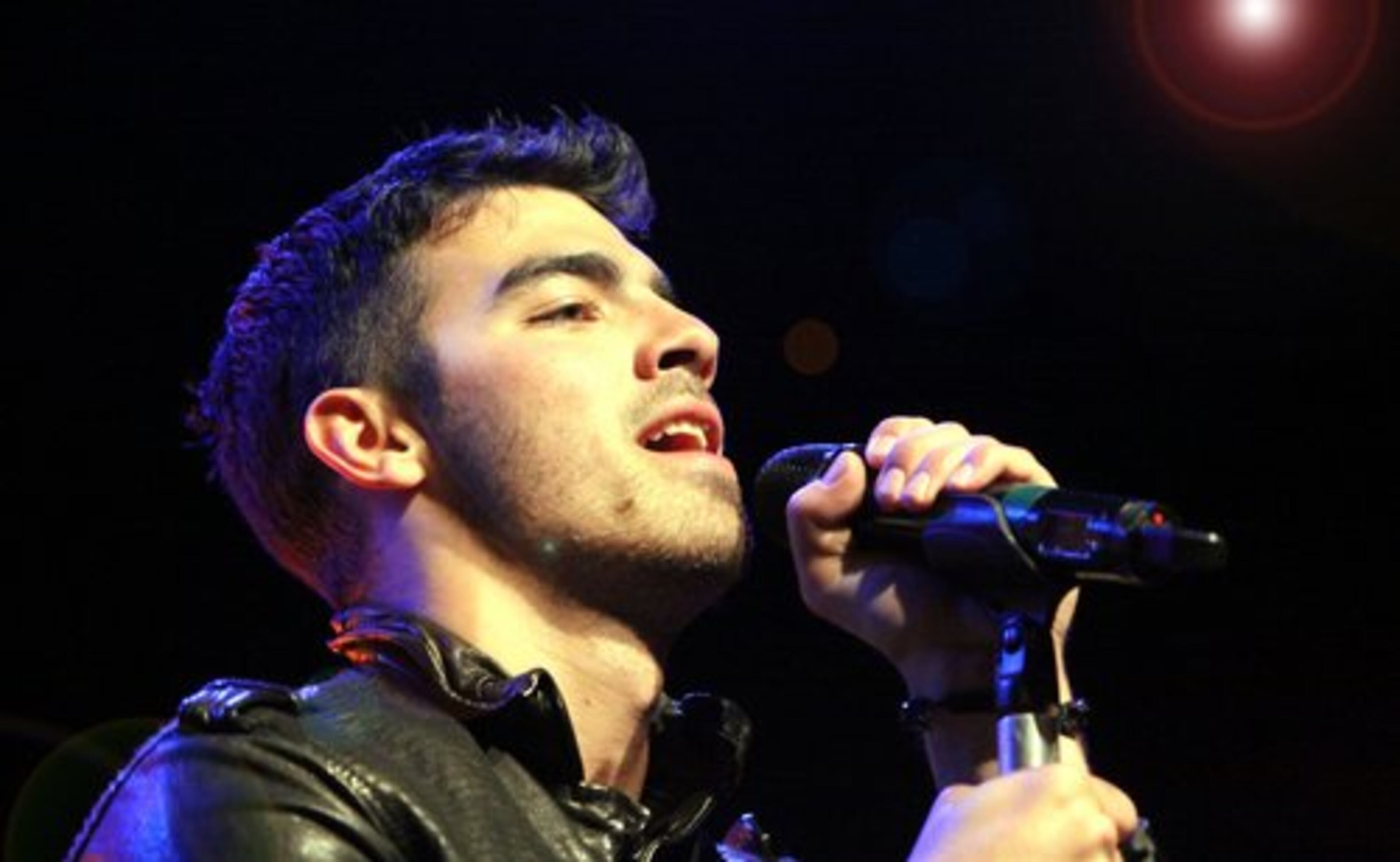 Pop star Joe Jonas performs "Love Slayer."