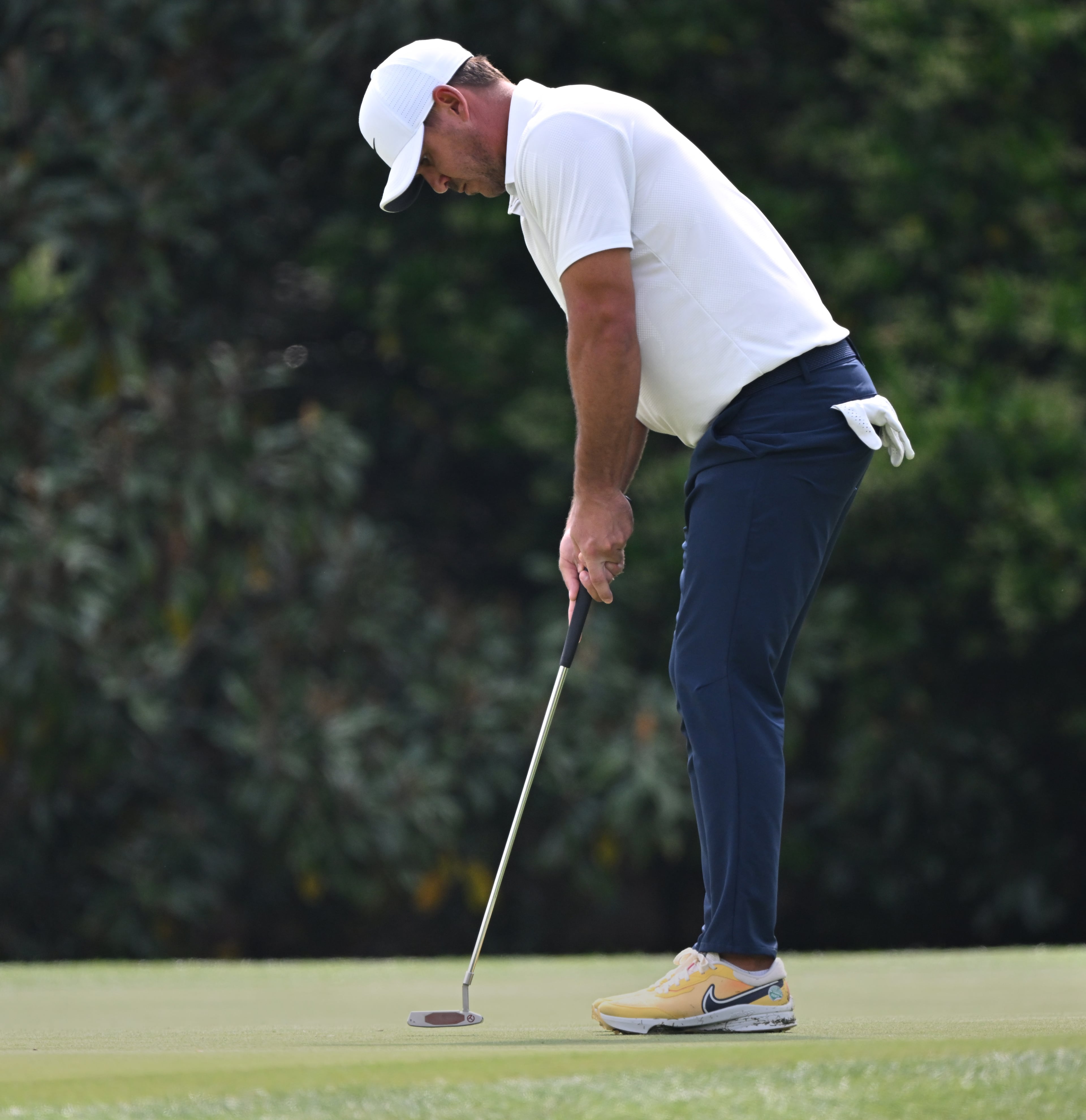 Brooks Koepka putts on 11th hole during second round of the 2023 Masters Tournament at Augusta National Golf Club, Friday, April 7, 2023, in Augusta, Ga. (Hyosub Shin / Hyosub.Shin@ajc.com)