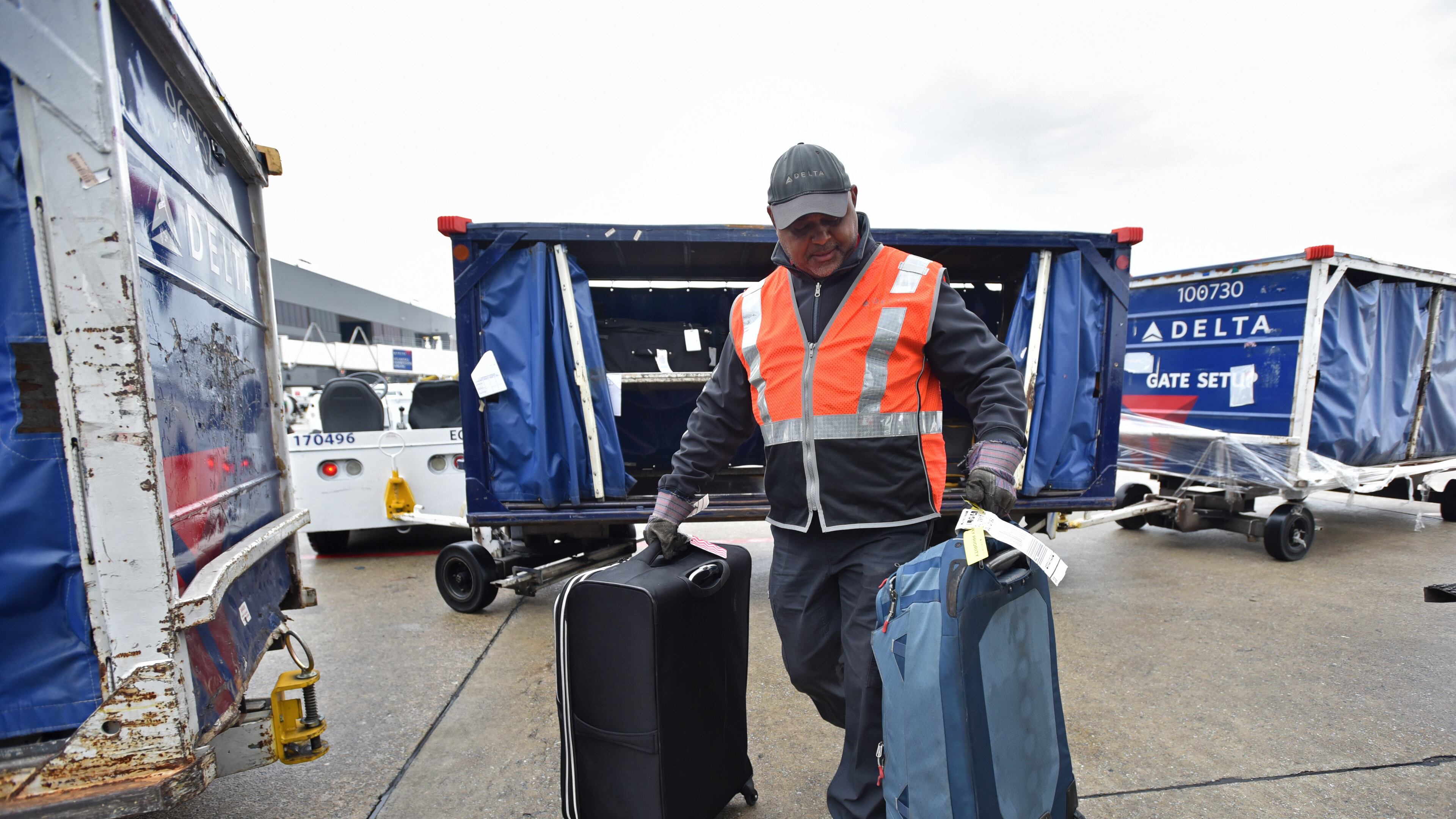 Delta baggage crew Stanley Hooks loads bags at Hartsfield-Jackson International Airport on Wednesday, February 27, 2019. HYOSUB SHIN / HSHIN@AJC.COM