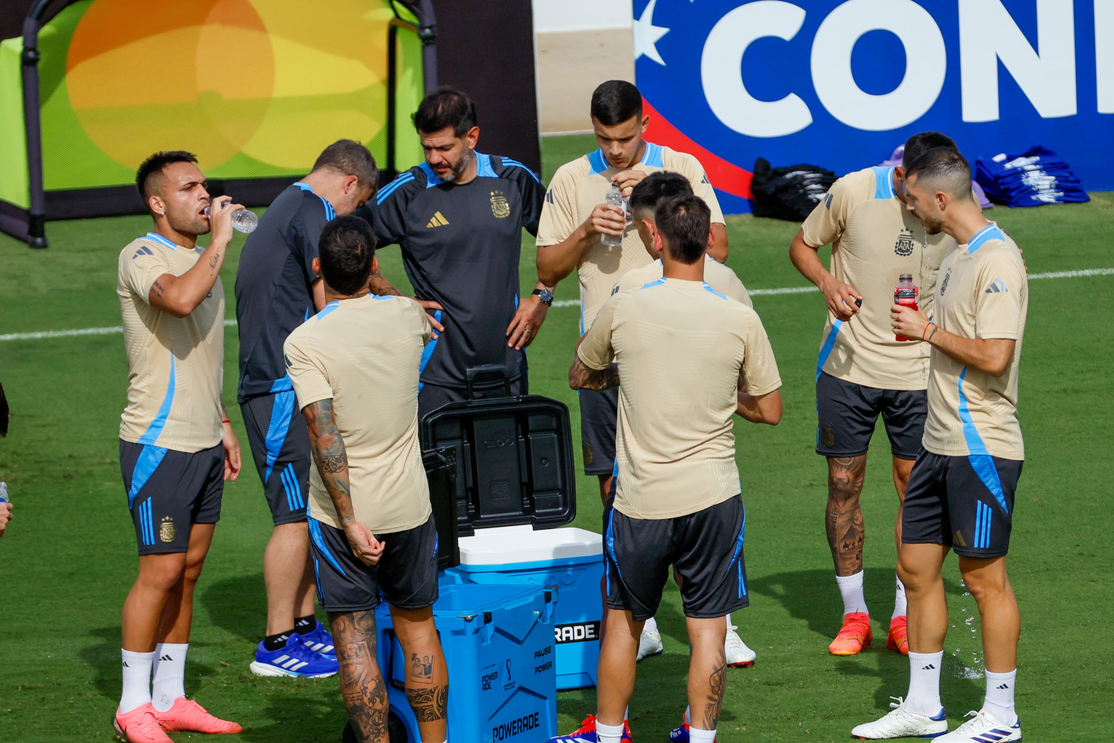 Argentina players take a break.
(Miguel Martinez / AJC)
