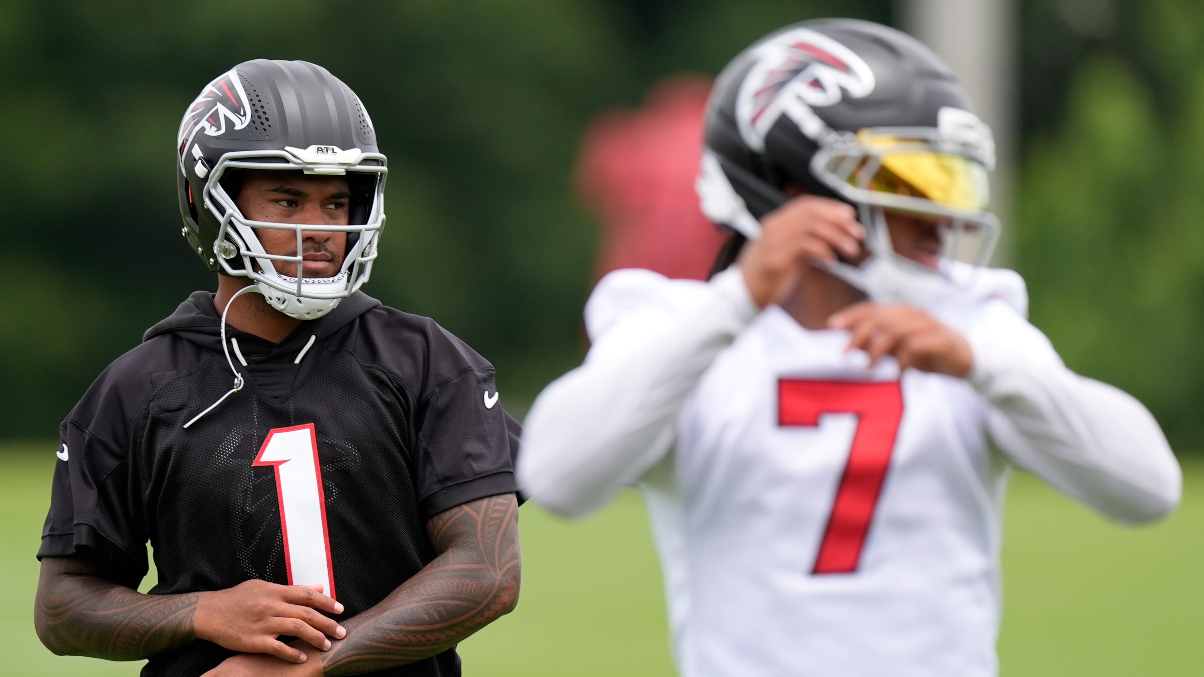 Atlanta Falcons' Tua Tagovailoa (left) works out during NFL football practice, Monday, June 8, 2026, in Flowery Branch. (Mike Stewart/AP)