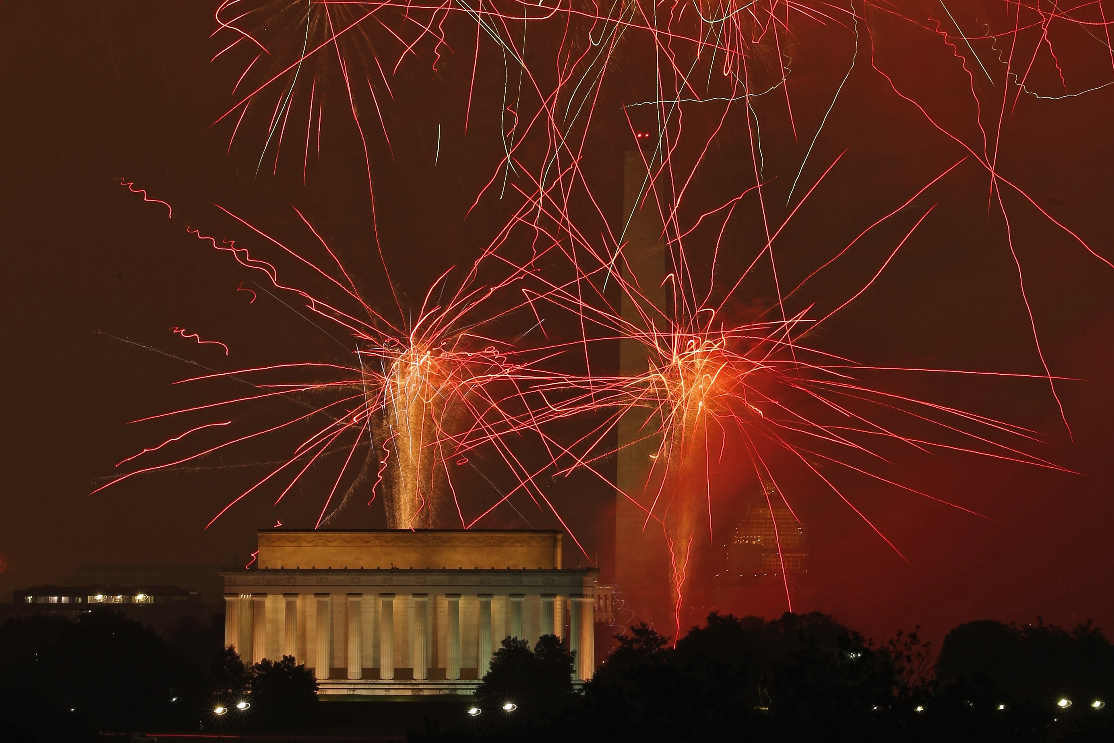 WASHINGTON, DC - JULY 04: Fireworks explode over the National Mall to mark the United States' Independence Day July 4, 2015 in Washington, DC. The pyrotechnic display celebrated the 239th anniversary of the United States' declaration of independence from England. (Photo by Chip Somodevilla/Getty Images)