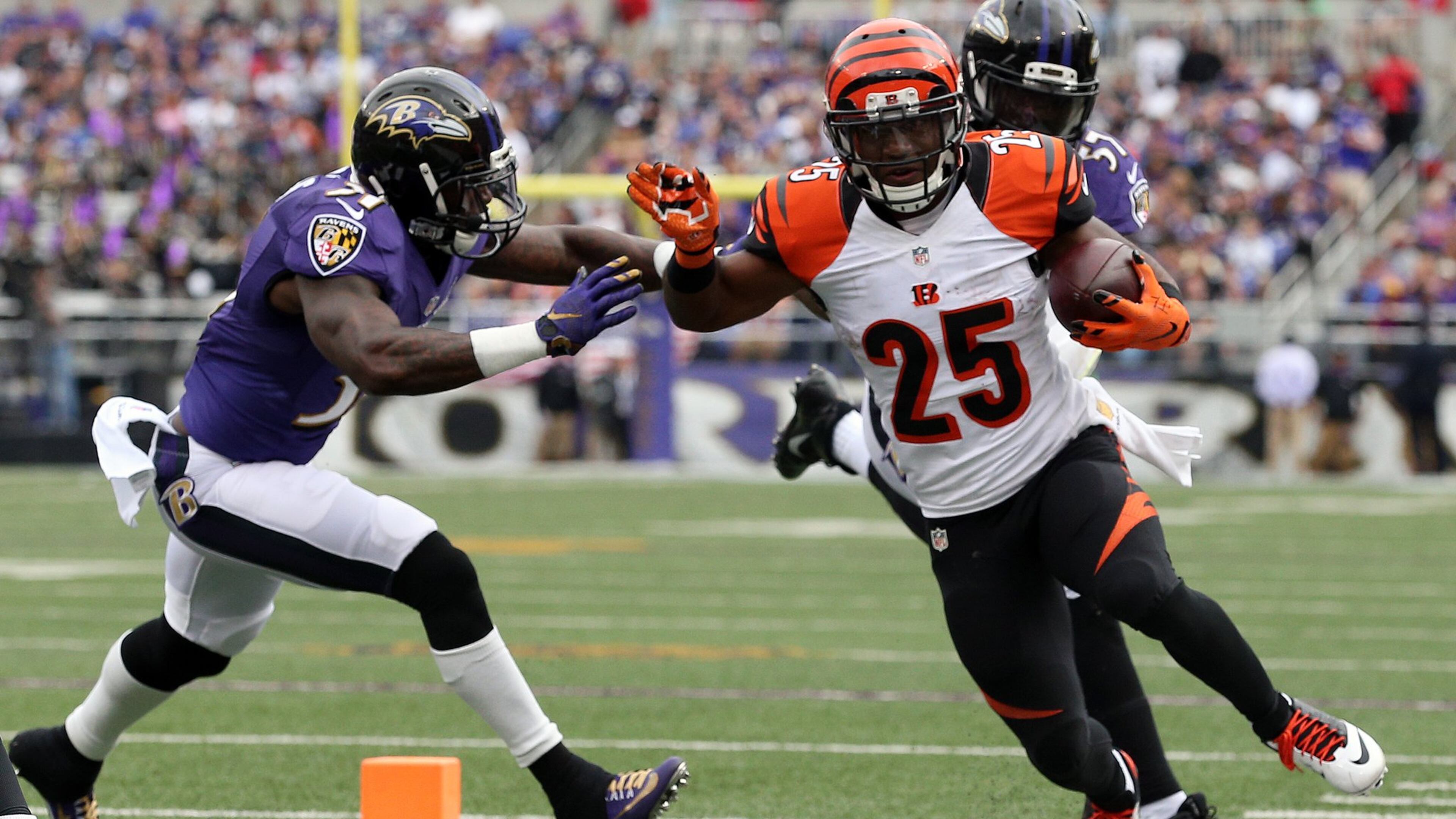 BALTIMORE, MD - SEPTEMBER 27: Running back Giovani Bernard #25 of the Cincinnati Bengals carries the ball while free safety Terrence Brooks #31 of the Baltimore Ravens and inside linebacker C.J. Mosley #57 of the Baltimore Ravens defend in the second quarter of a game at M&T Bank Stadium on September 27, 2015 in Baltimore, Maryland. (Photo by Patrick Smith/Getty Images)