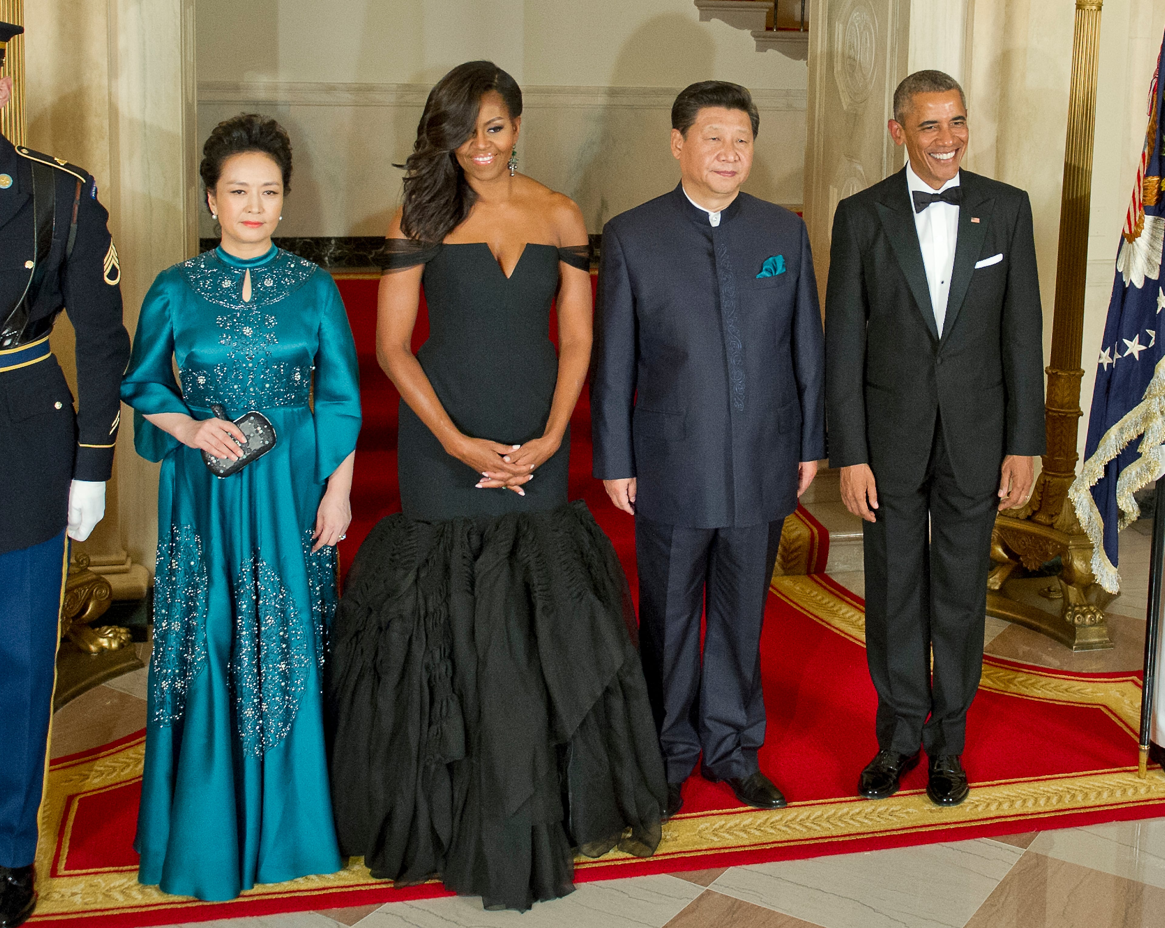 Chinese President Xi Jinping's wife Peng Liyuan, first lady Michelle Obama, Chinese President Xi Jinping and President Barack Obama pose for a formal photo prior to a state dinner at the White House September 25, 2015 in Washington, DC. The two leaders will tackle a range of issues including regional tensions in Asia and cyber crimes. (Photo by Ron Sachs-Pool/Getty Images)