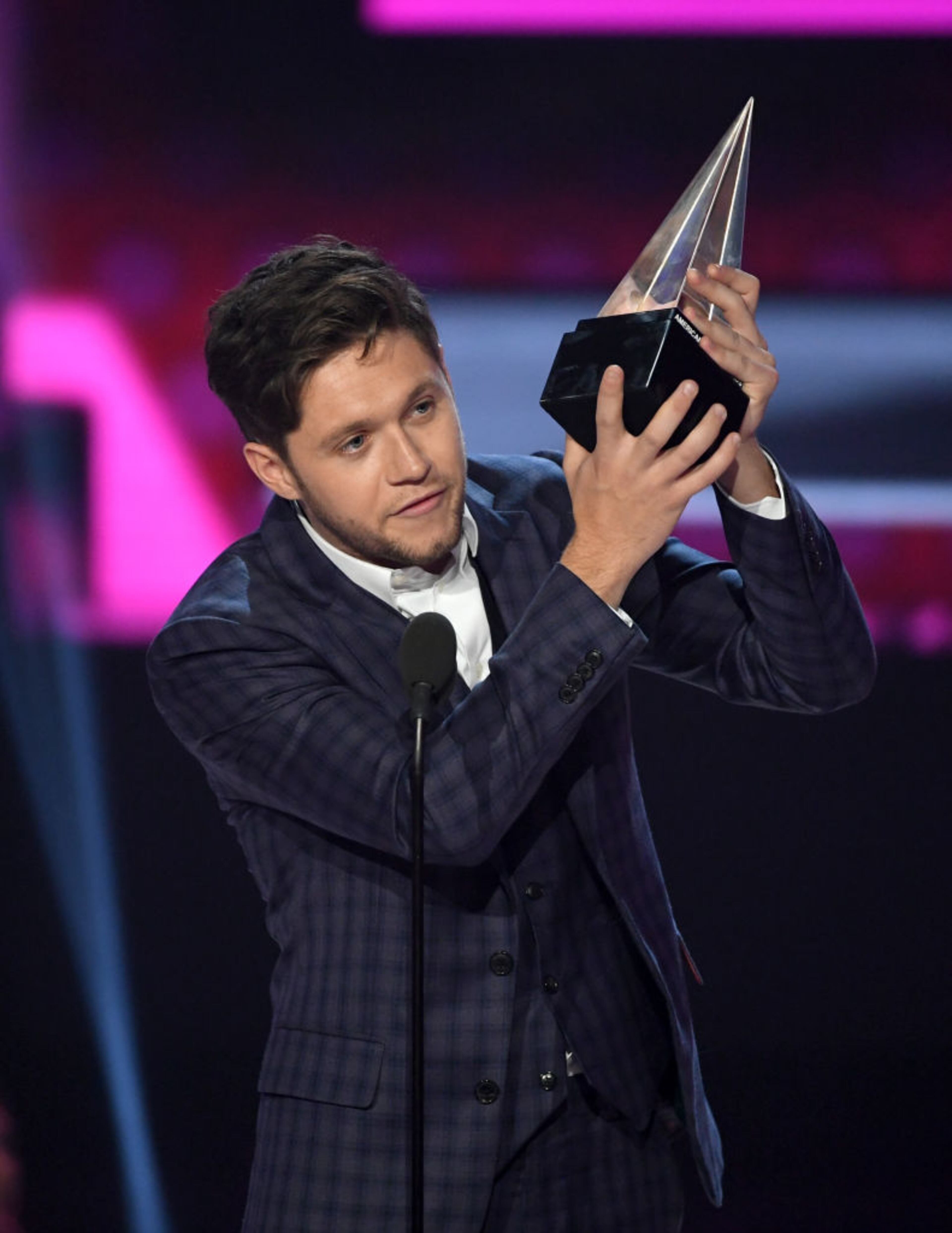 LOS ANGELES, CA - NOVEMBER 19: Niall Horan accepts the New Artist of the Year award presented by T-Mobile onstage during the 2017 American Music Awards at Microsoft Theater on November 19, 2017 in Los Angeles, California. (Photo by Kevin Winter/Getty Images)