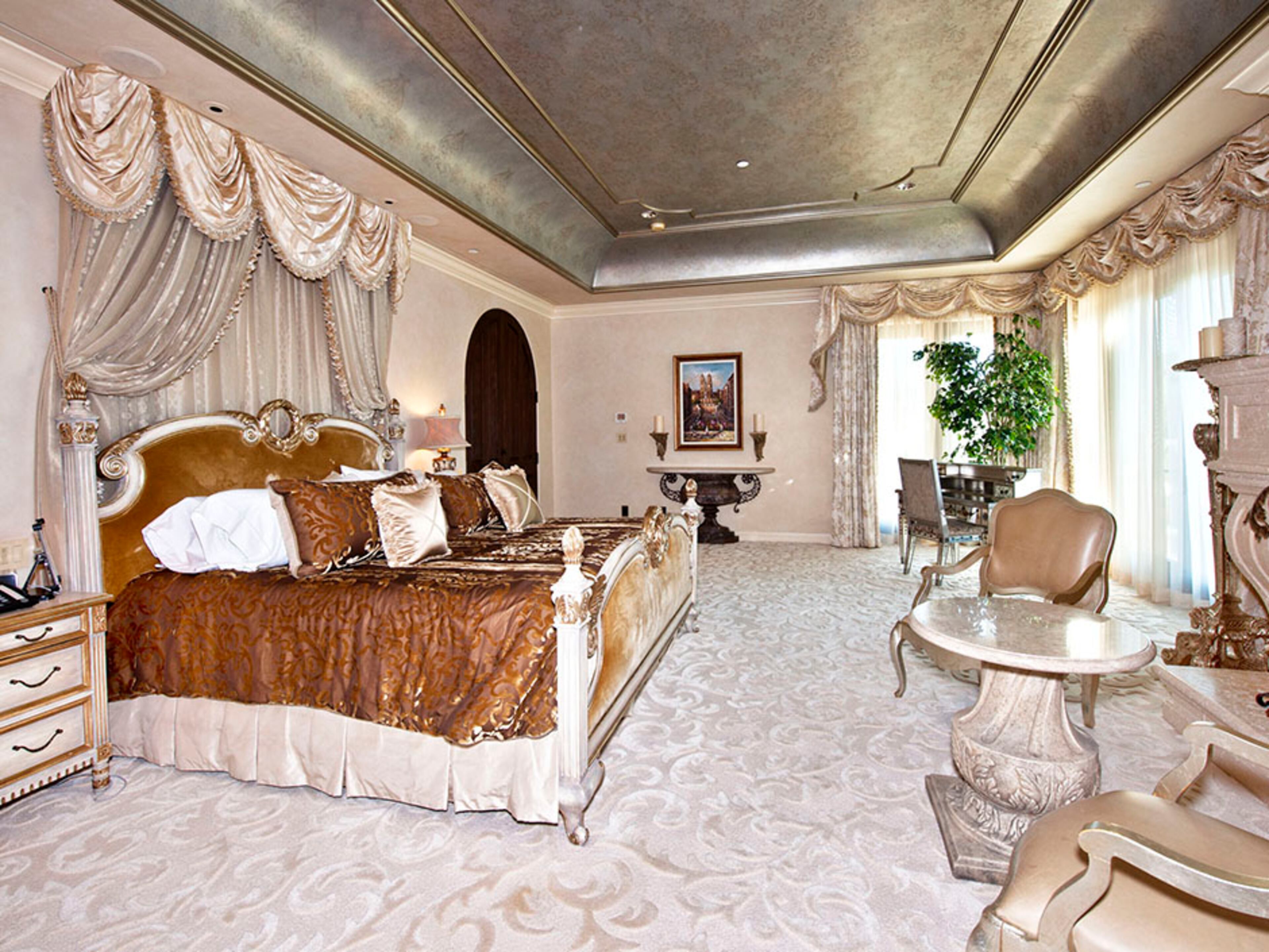 Former San Francisco Giants left fielder Barry Bonds is selling his 17,100-square-foot Beverly Park, Los Angeles, estate for $25 million. According to the listing by The Agency, the home has seven bedrooms, 13 baths, a 12-seat theater, a jacuzzi, a pool, an outdoor kitchen and a 2,100-square-foot sports court. For more details, visit http://www.toptenrealestatedeals.com/homes/weekly-ten-best-home-deals/2013/4-2-2013/.