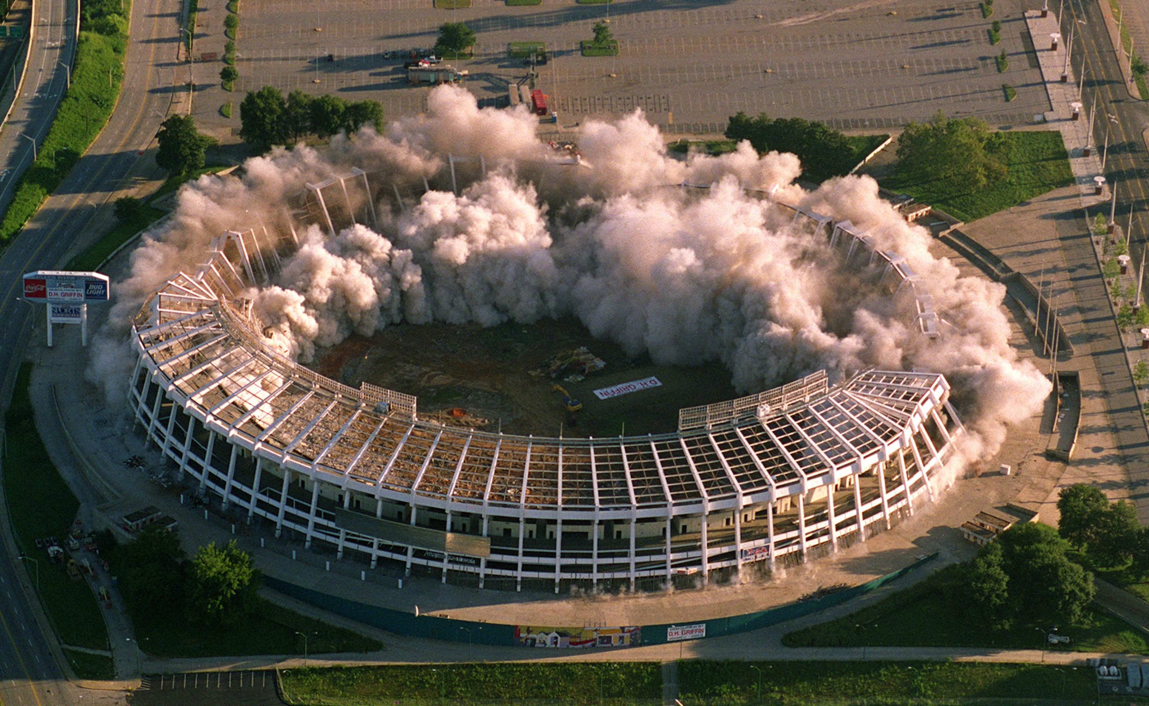 970802 ATLANTA, GA: Aerial view of half-way through the implosion of Atlanta Fulton County Stadium 8/2/97. (AJC Staff Photo/Jean Shifrin) 8/97