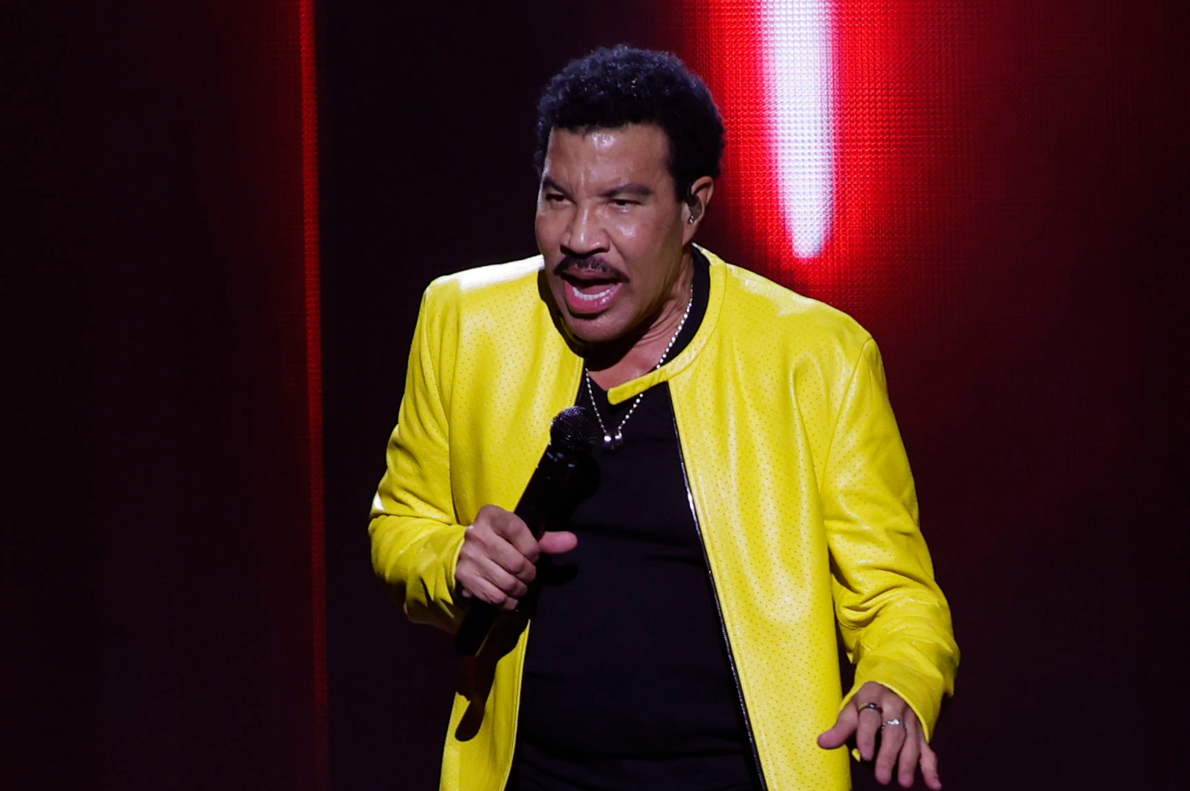 Lionel Richie and Earth, Wind & Fire perform