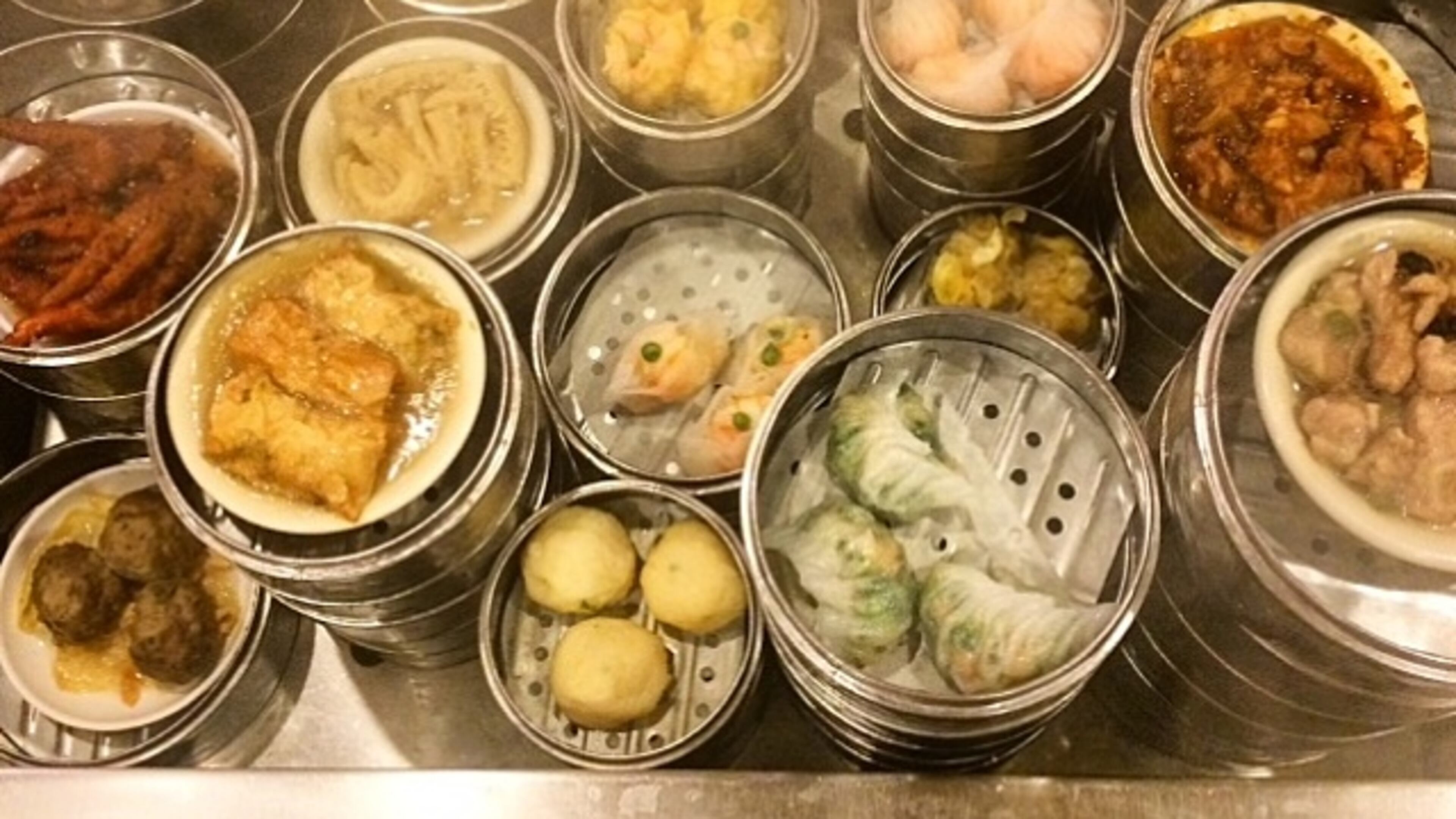 Dumplings, buns, fried steamed chicken feet