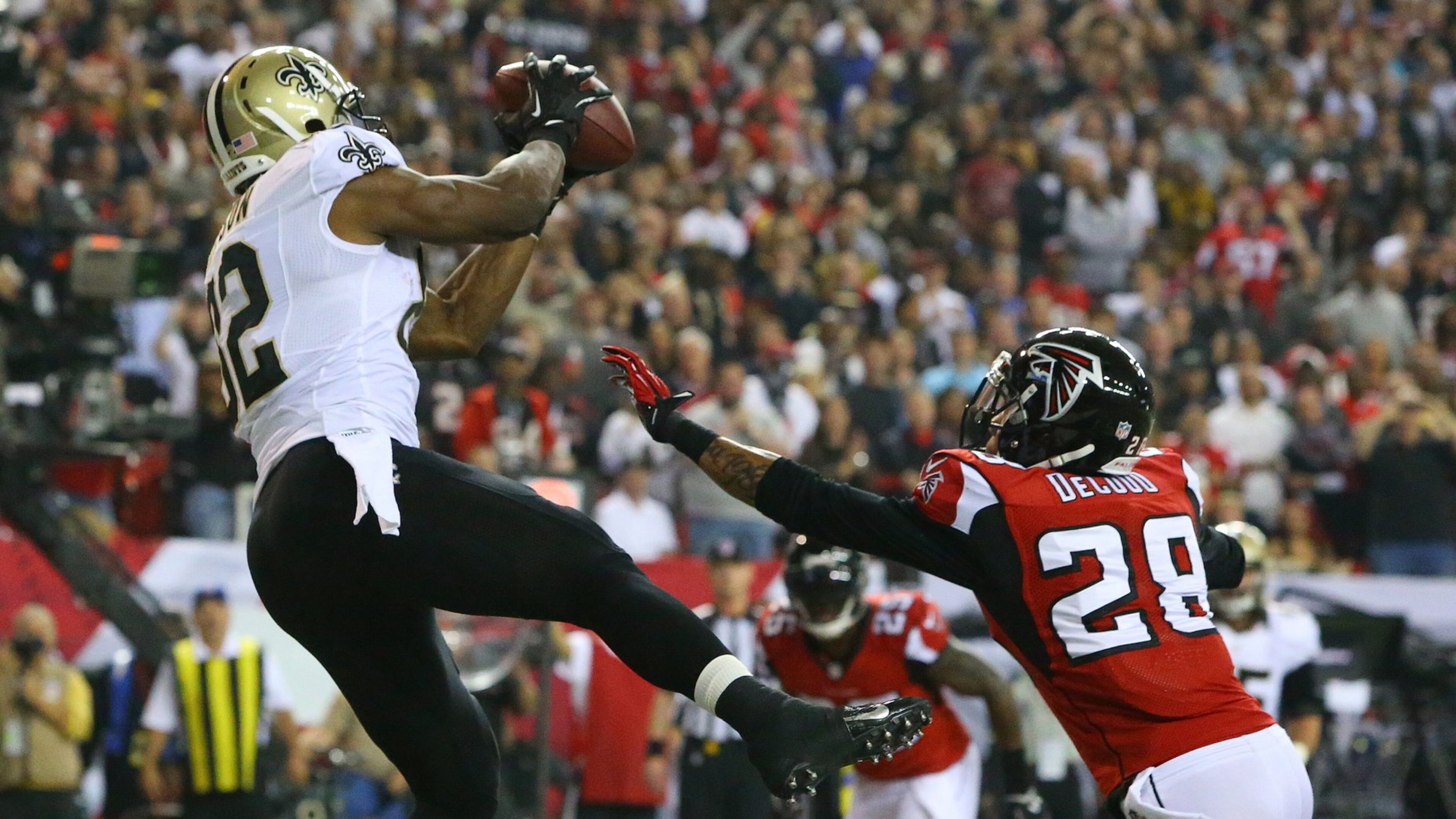 Saints tight end Benjamin Watson catches a touchdown pass past Falcons safety Thomas DeCoud to tie the game 7-7 during the first half of their NFL “Thursday Night Football” game on Nov. 21, 2013, in Atlanta. CURTIS COMPTON /staff CCOMPTON@AJC.COM
