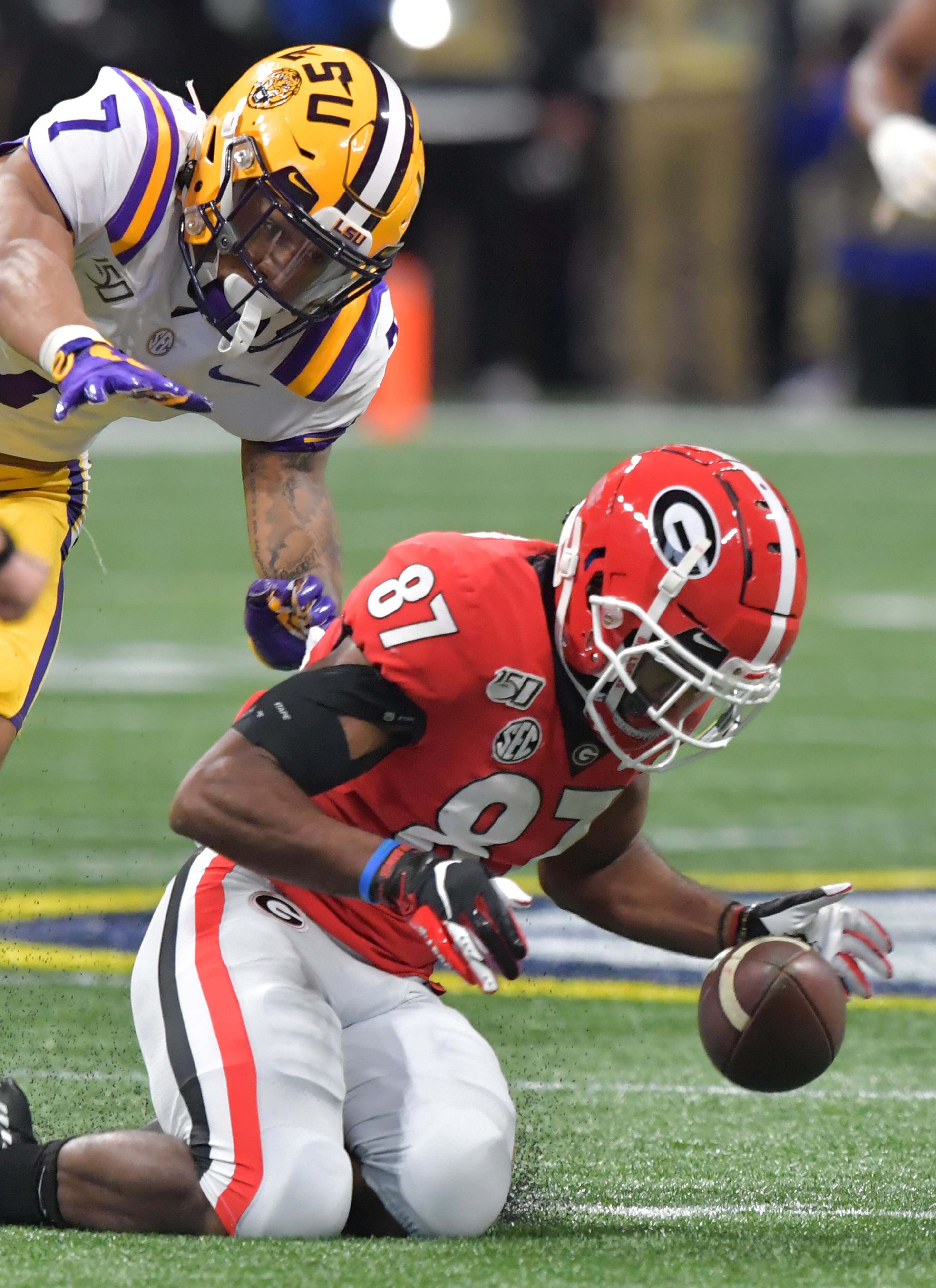 Georgia Bulldogs wide receiver Tyler Simmons (87) can't make the catch under pressure from LSU Tigers safety Grant Delpit (7) during the first half of the Georgia vs. LSU SEC Football Championship game at Mercedes-Benz Stadium in Atlanta. Hyosub Shin / hyosub.shin@ajc.com