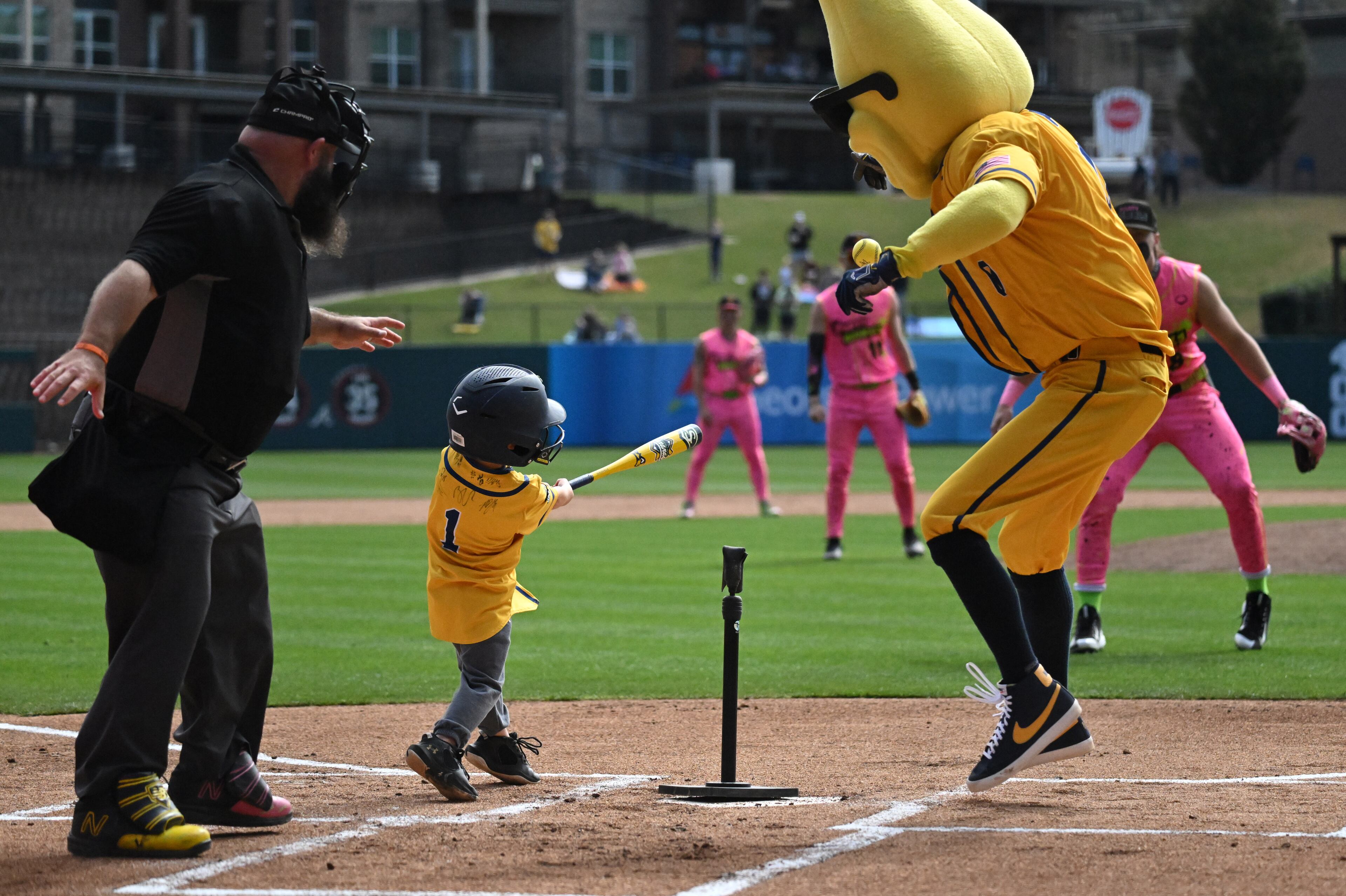 An young Savannah Bananas fan hits a ball during pregame fun. (Hyosub Shin / Hyosub.Shin@ajc.com)