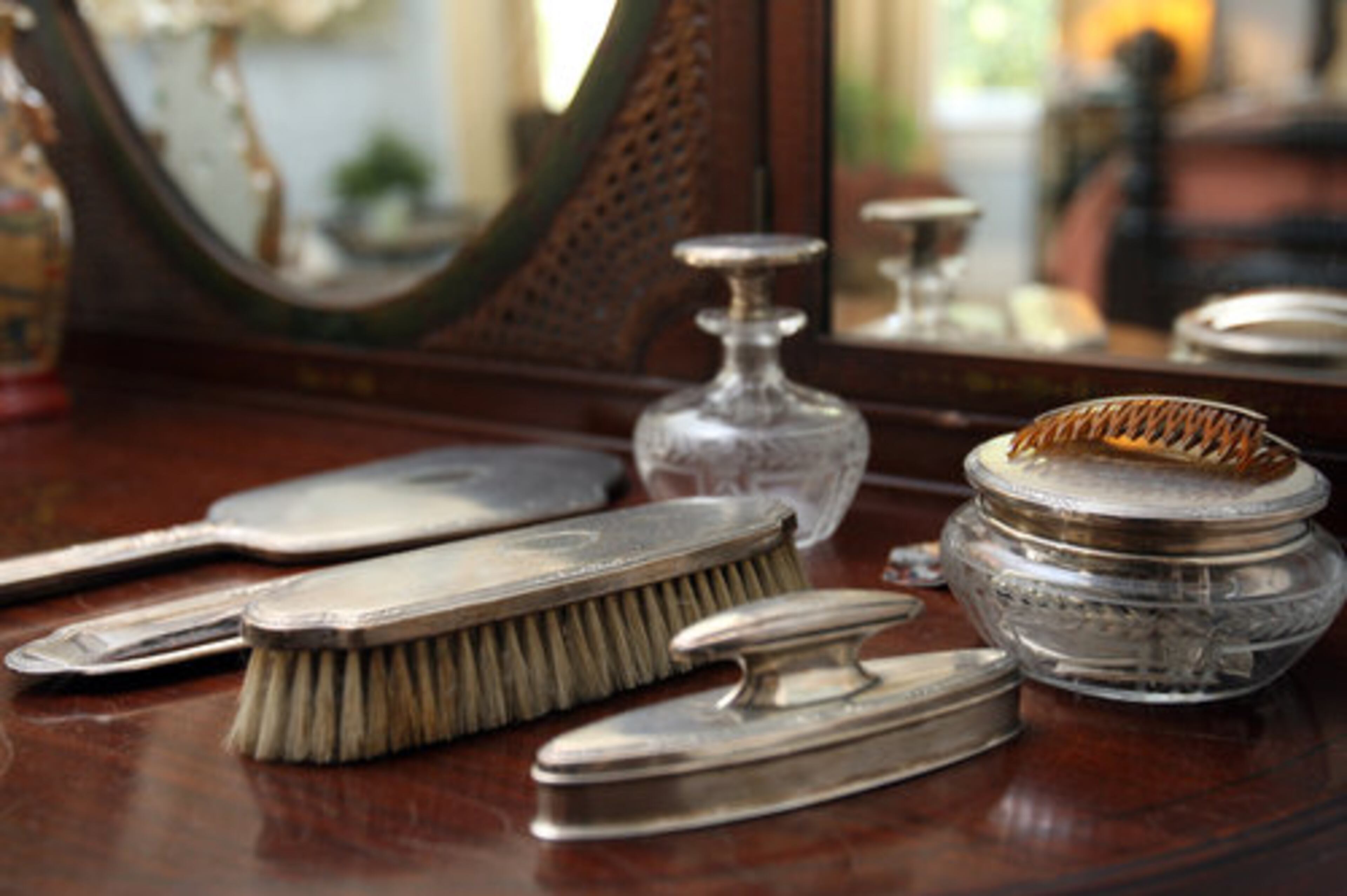 The master bedroom contains Gibbs' grandmother's vanity set.
