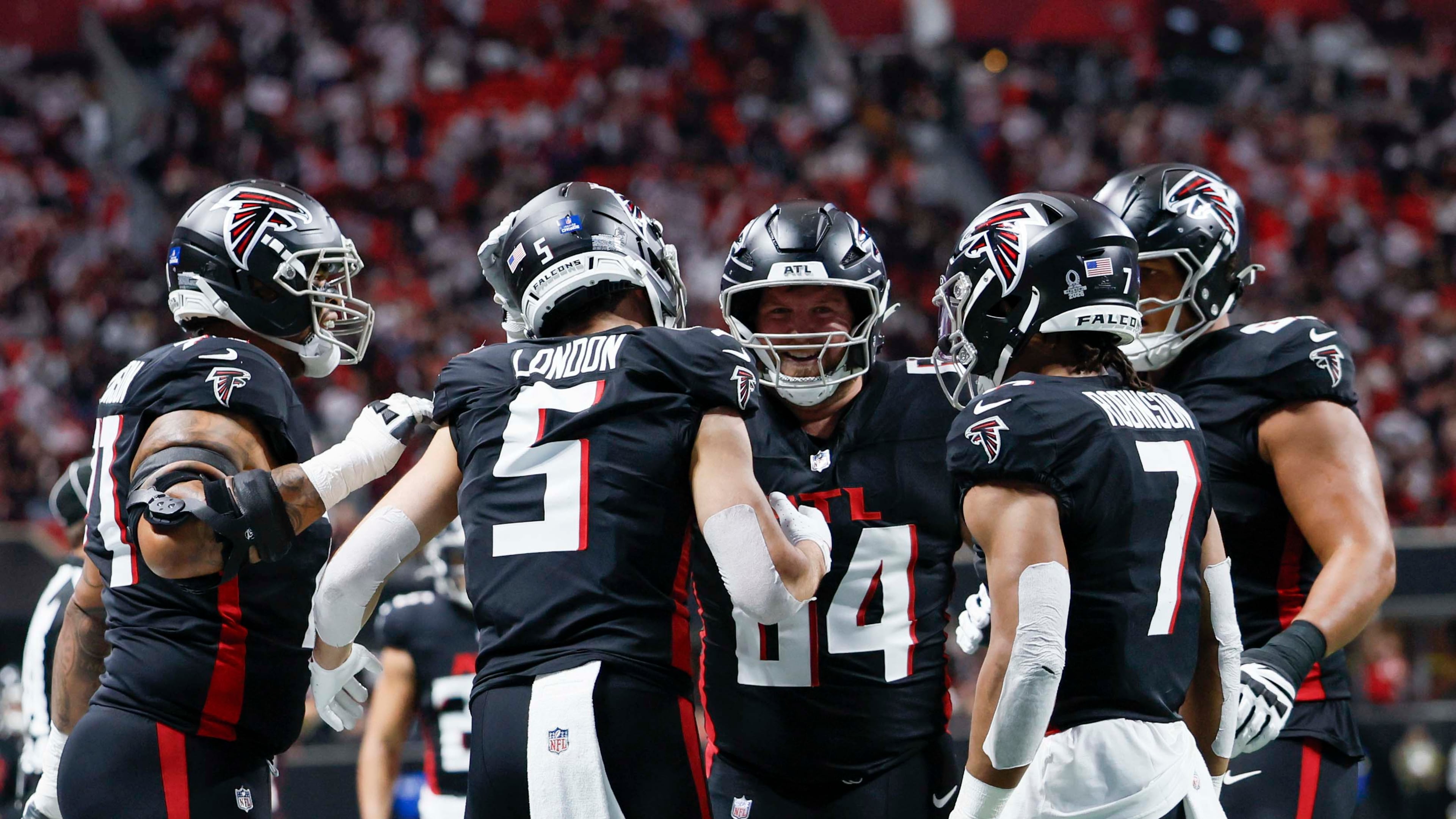 Atlanta Falcons players celebrate with Falcons wide receiver Drake London (5) after his touchdown during the first half of an NFL football game against the New Orleans Saints at Mercedes-Benz Stadium in Atlanta on Sunday, January 4,
(Miguel Martinez/ AJC)