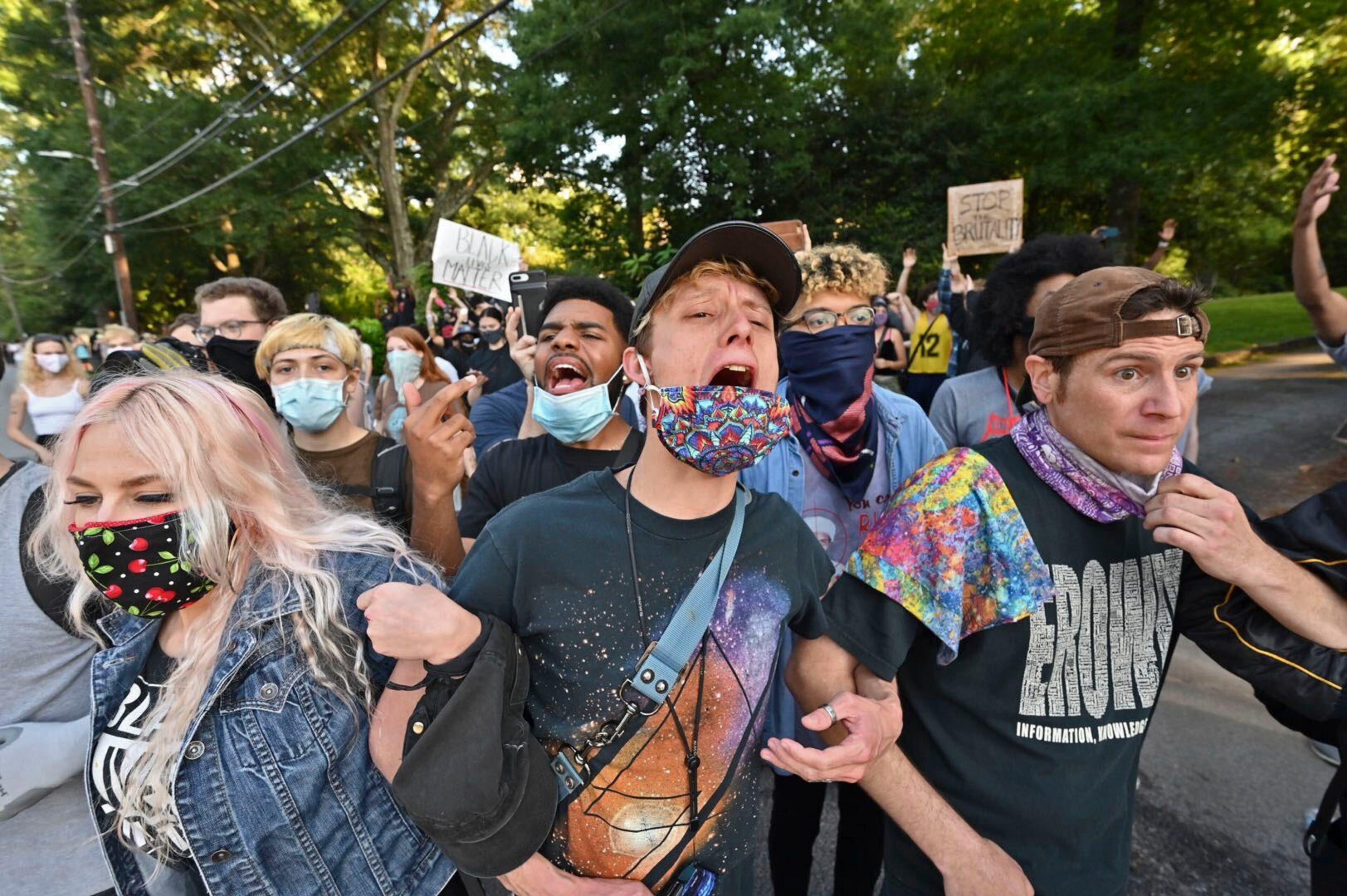 May 30, 2020 - Atlanta - Protestors line the street in front of the Governor's mansion on Saturday as protests began for a second day. Protests over the death of George Floyd in Minneapolis police custody spread around the United States on Saturday, as his case renewed anger about others involving African Americans, police and race relations. Hyosub Shin / hyosub.shin@ajc.com