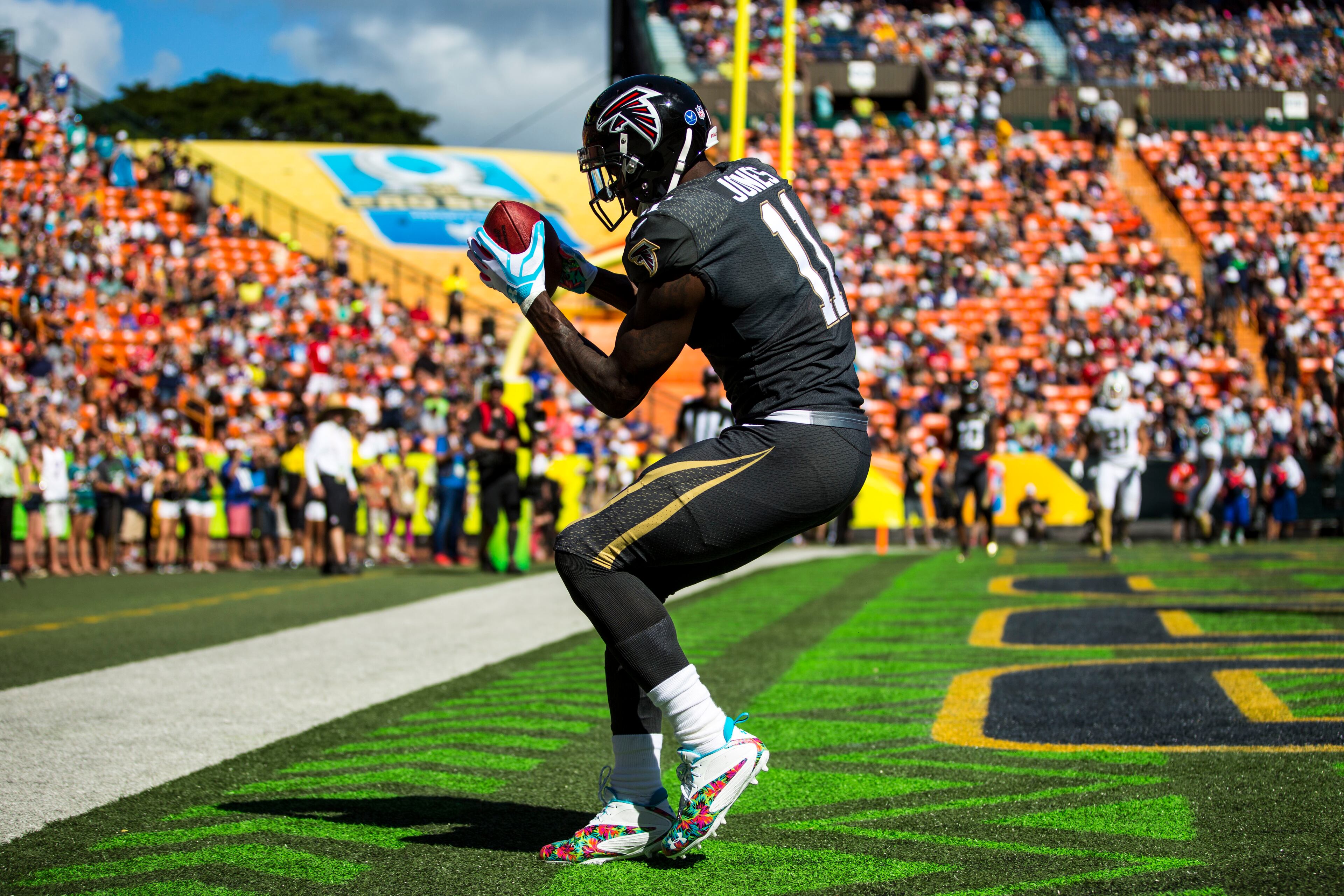 HONOLULU, HI - SUNDAY, JANUARY 31: Team Irvin wide receiver Julio Jones #11 of the Atlanta Falcons catches a pass in the end zone for a two-point conversion against Team Rice during the first half of the 2016 Pro Bowl at Aloha Stadium on January 31, 2016 in Honolulu, Hawaii. (Photo by Kent Nishimura/Getty Images)