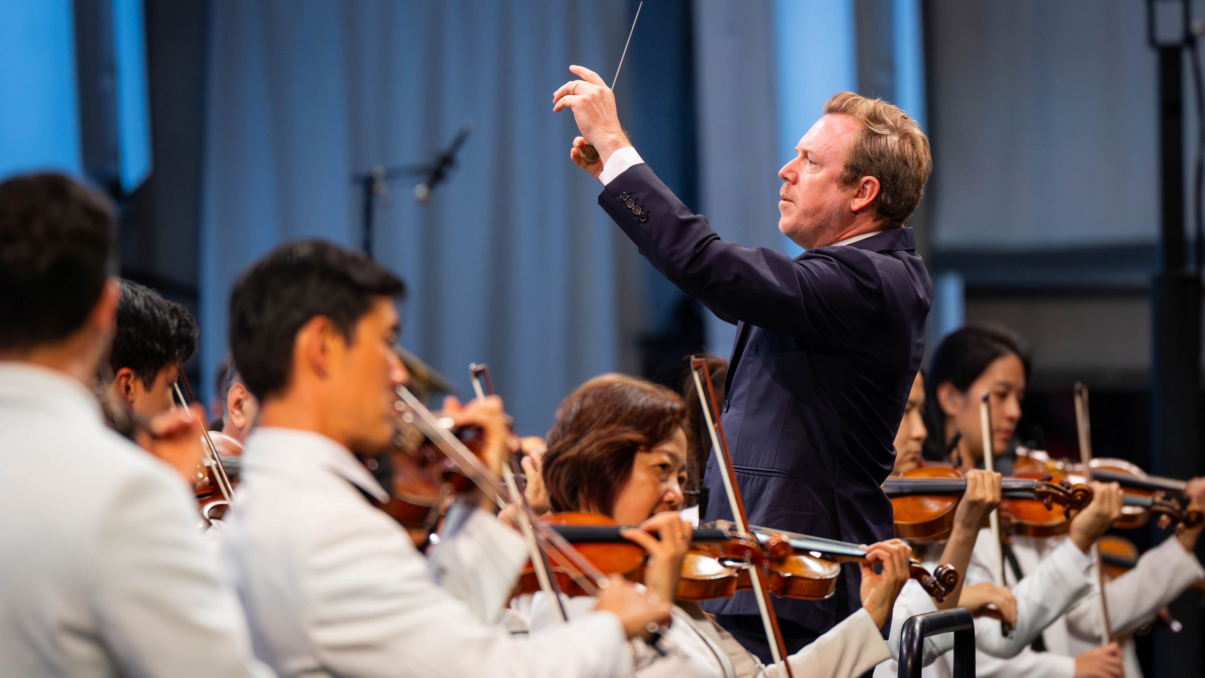 This image released by the Los Angeles Philharmonic shows Daniel Harding conducting the Los Angeles Philharmonic at the Hollywood Bowl in Los Angeles on Aug. 19, 2025. (Elizabeth Asher/Los Angeles Philharmonic via AP)