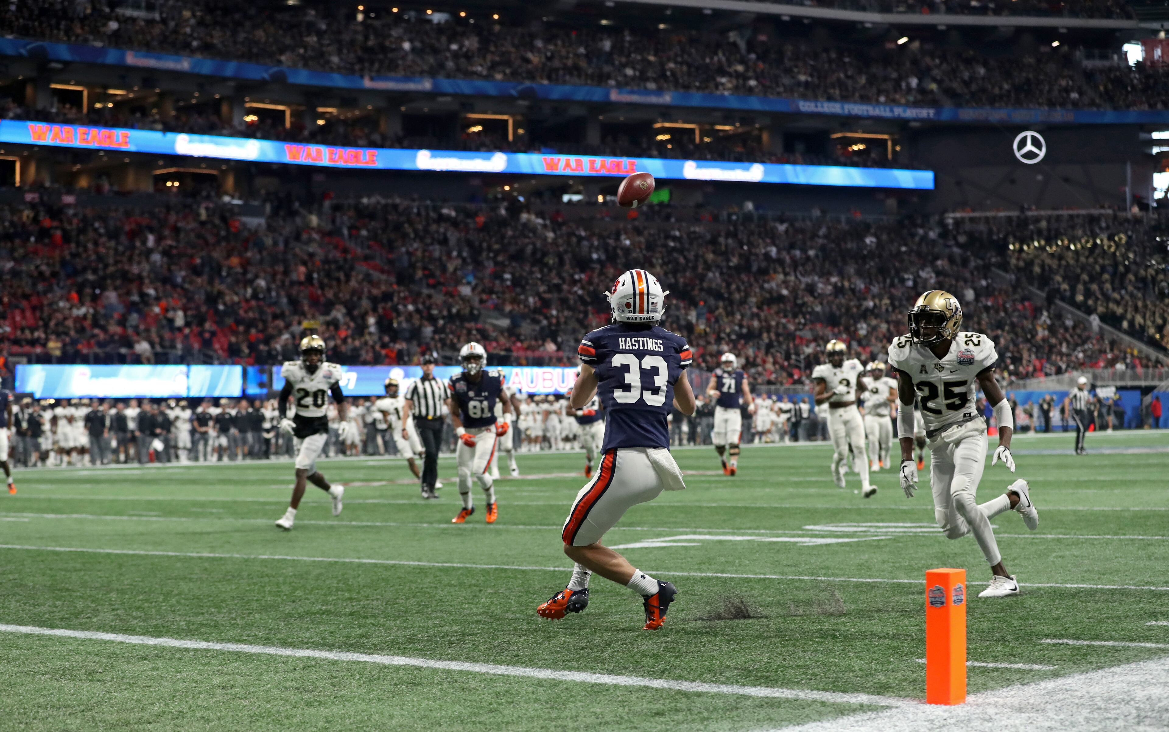 January 1, 2018 - Atlanta, Ga: Auburn Tigers wide receiver Will Hastings (33) makes a 26-yard touchdown catch during the third quarter against the UCF Knights in the Chick-fil-a Peach Bowl at the Mercedes-Benz Stadium Monday, January 1, 2018, in Atlanta. The UCF Knights won 34-27. PHOTO / JASON GETZ