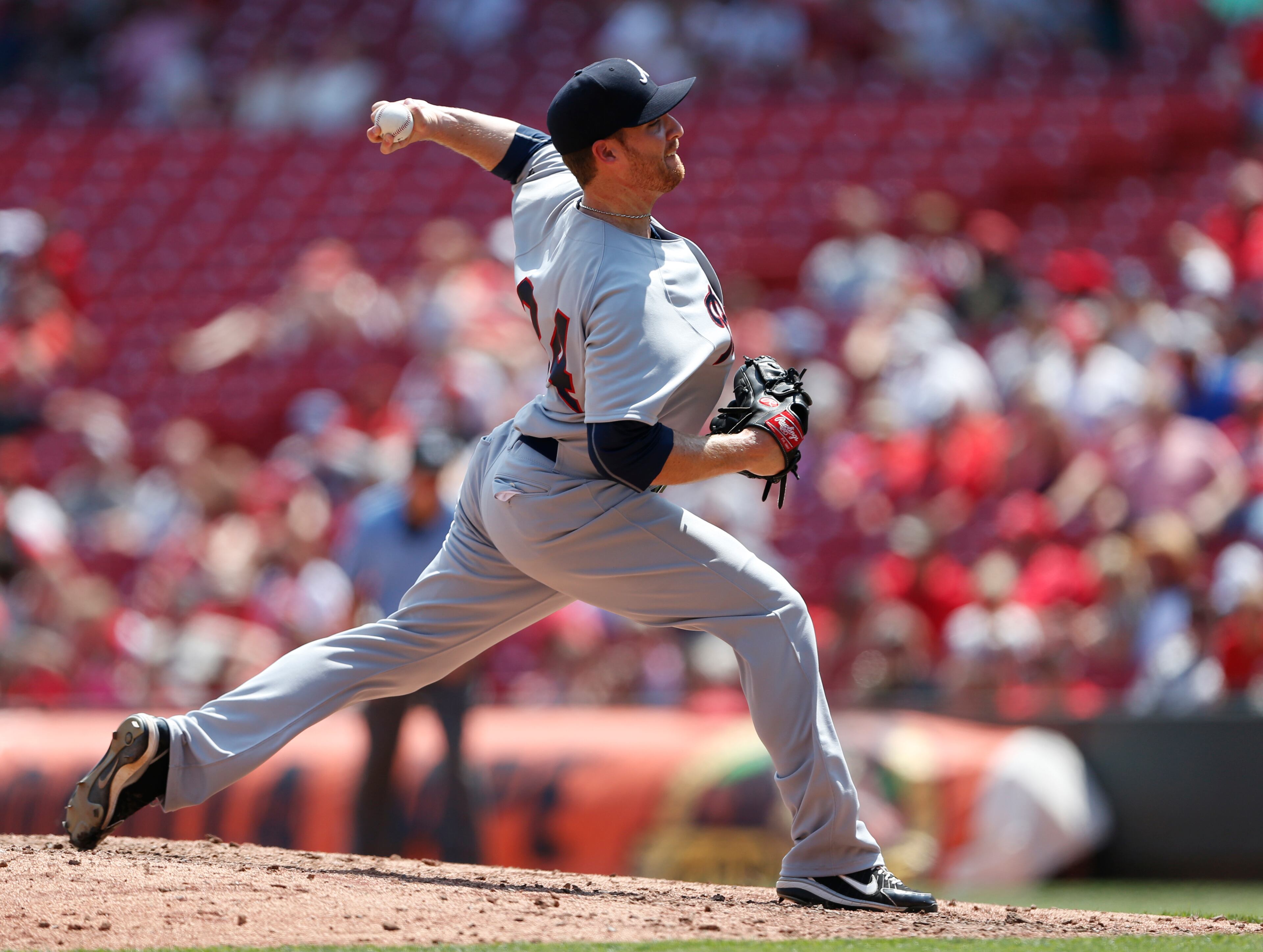Atlanta Braves relief pitcher Eric O'Flaherty throws against the Cincinnati Reds during the ninth inning of a baseball game, Wednesday, July 20, 2016, in Cincinnati. (AP Photo/Gary Landers)