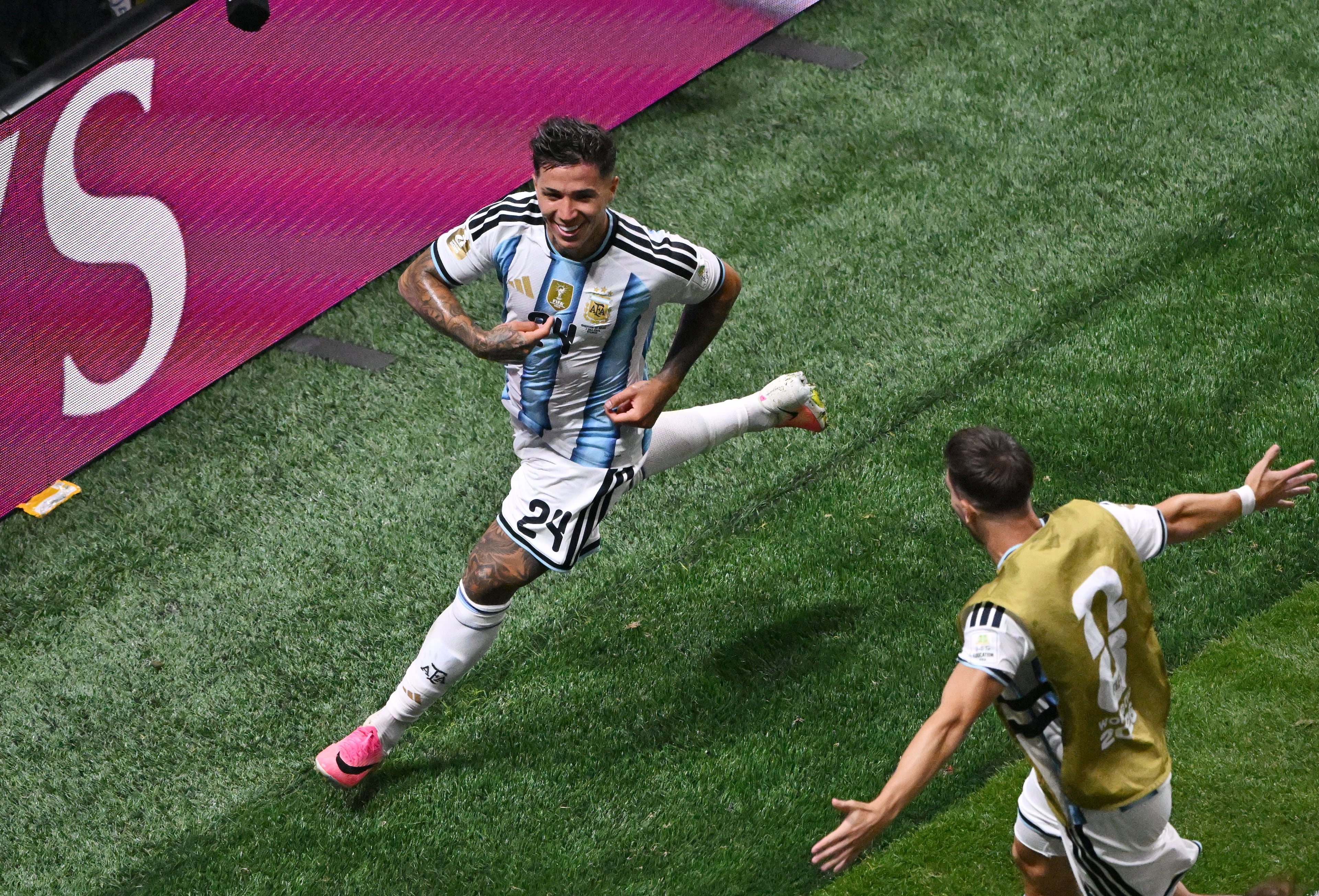 Argentina midfielder Enzo Fernández (24) celebrates with teammates after scoring the game-winning goal during the second half of the Argentina vs. Egypt FIFA World Cup game on Tuesday, July 7, 2026, in Atlanta. Argentina won 3-2 over Egypt. (Hyosub Shin/AJC)