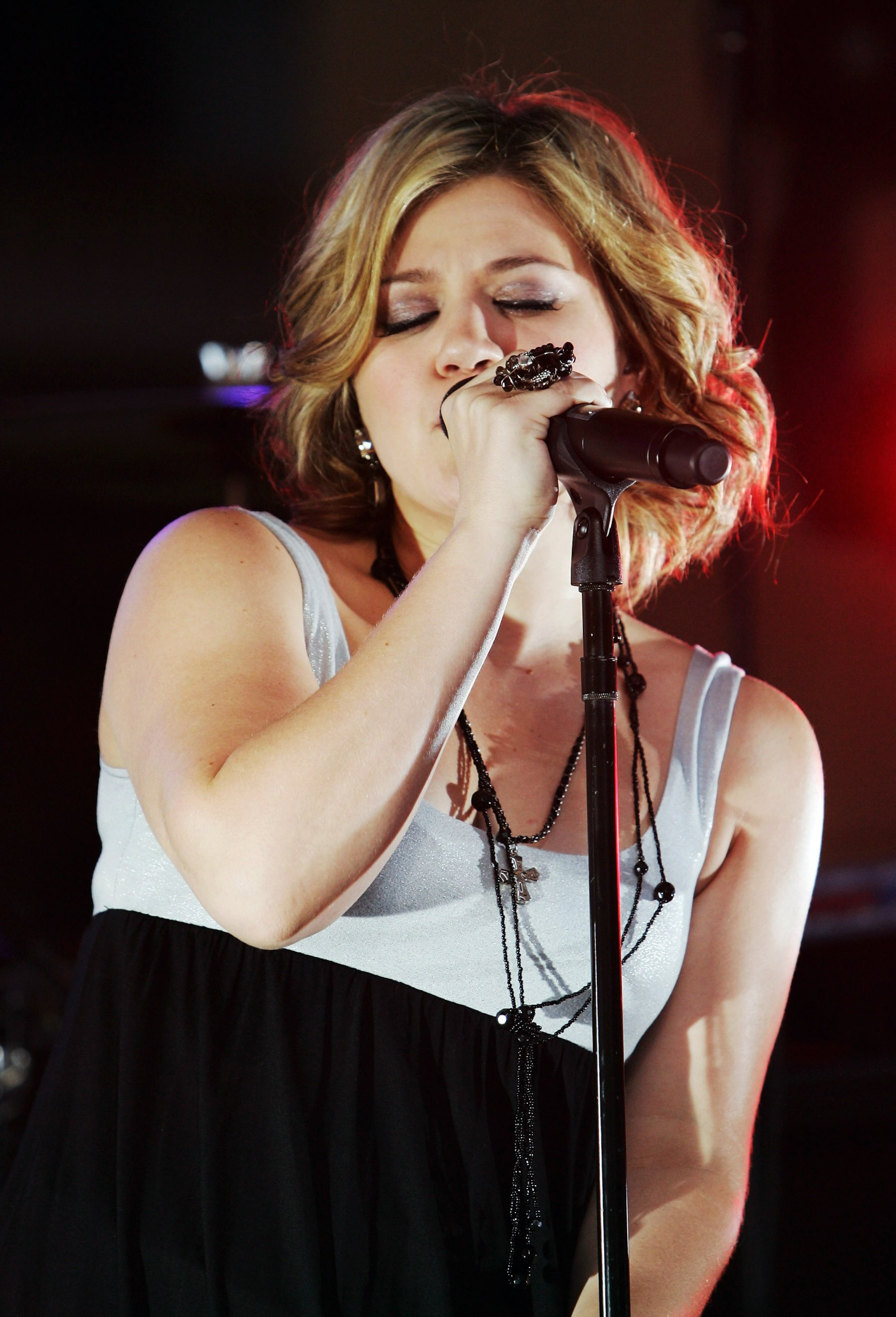 SYDNEY, AUSTRALIA - OCTOBER 01: US singer Kelly Clarkson performs on the breakfast show 'Sunrise' October 1, 2007 in Sydney, Australia. (Photo by Gaye Gerard/Getty Images)