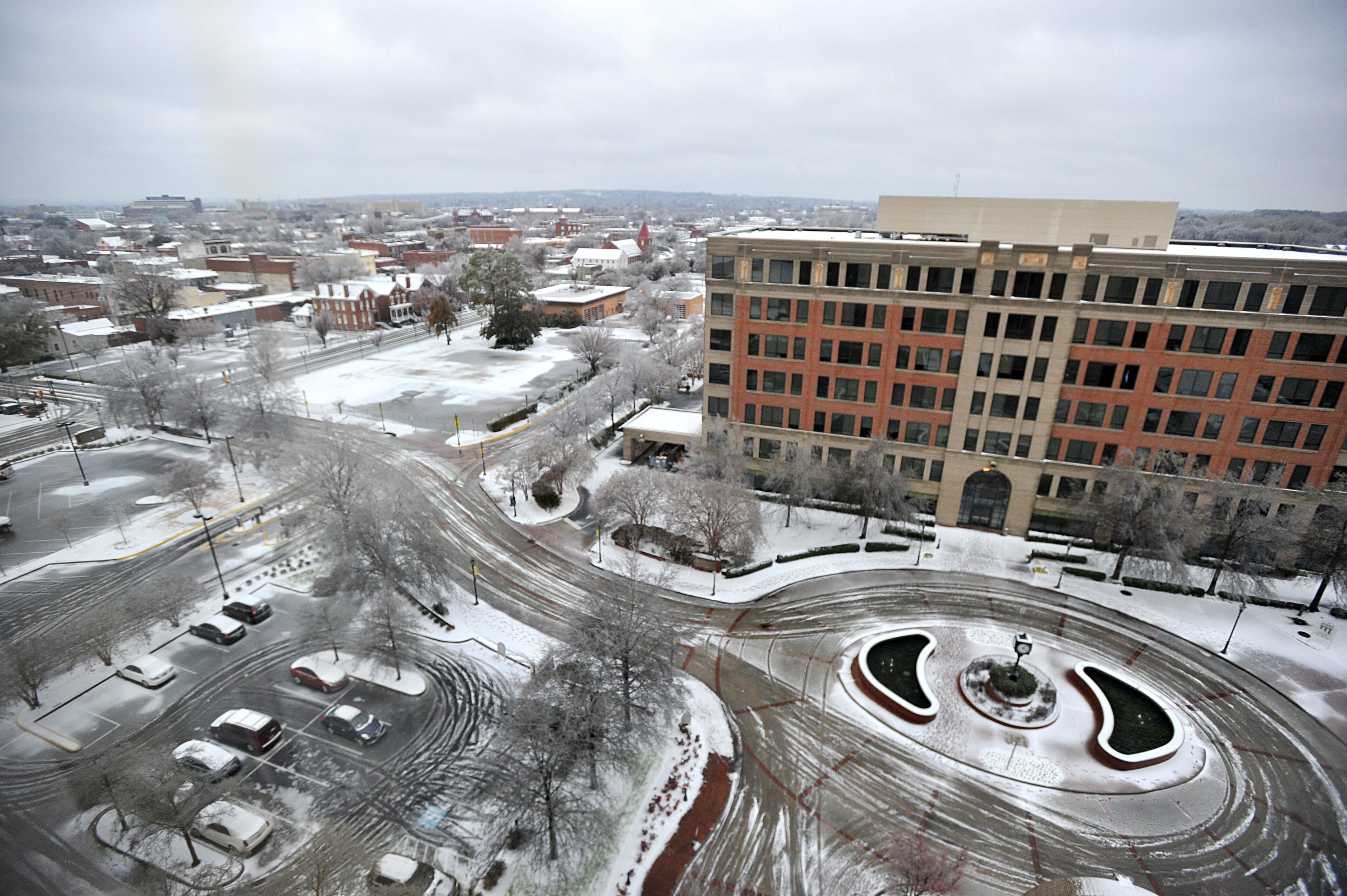 Downtown Augusta looks nearly empty as a winter storm hits on Wednesday, February 12, 2014. HYOSUB SHIN / HSHIN@AJC.COM