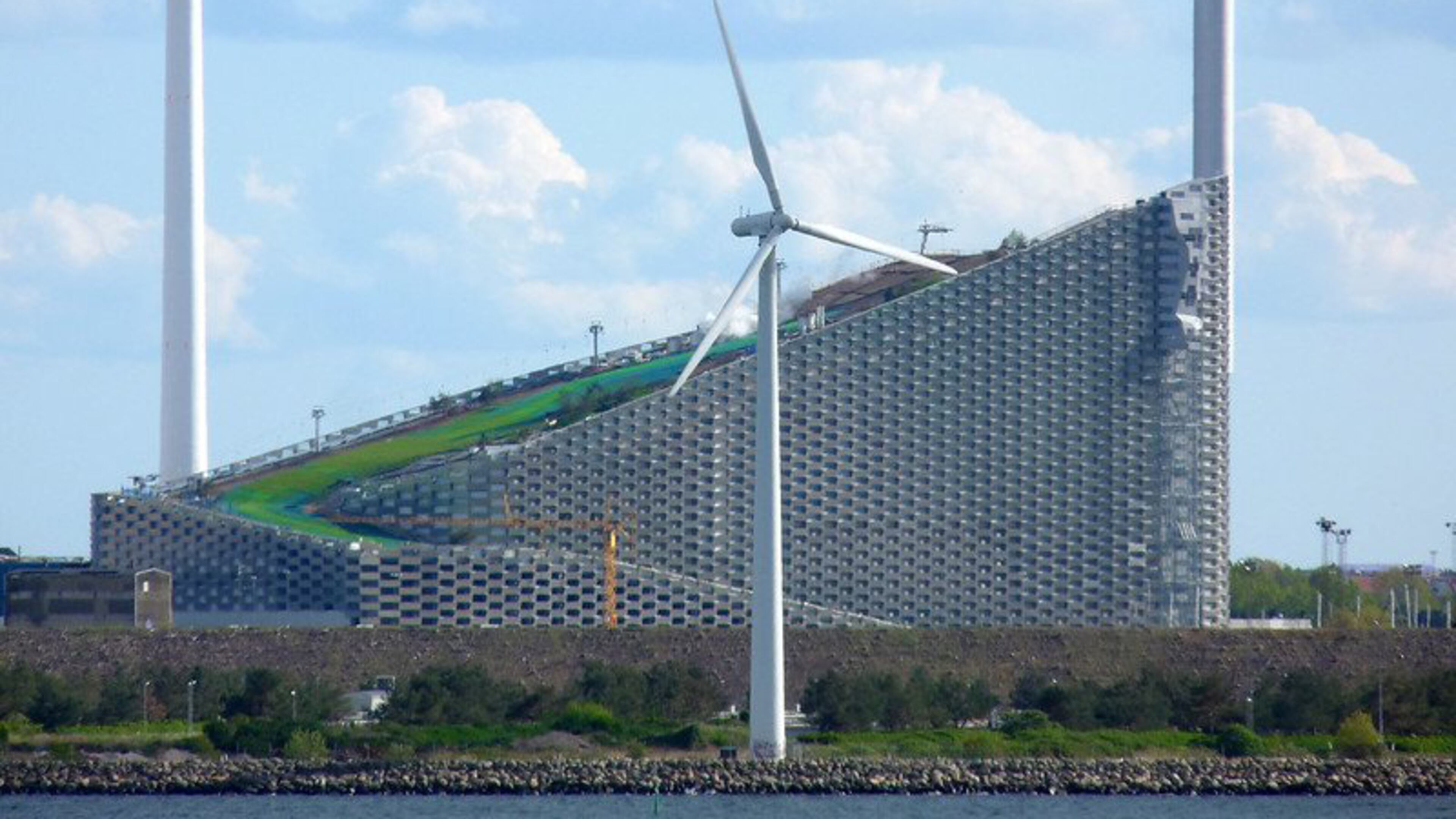 The Amager Bakke waste-to-energy power plant with its green year-round ski slope. Credit: Edward Weston / Flickr