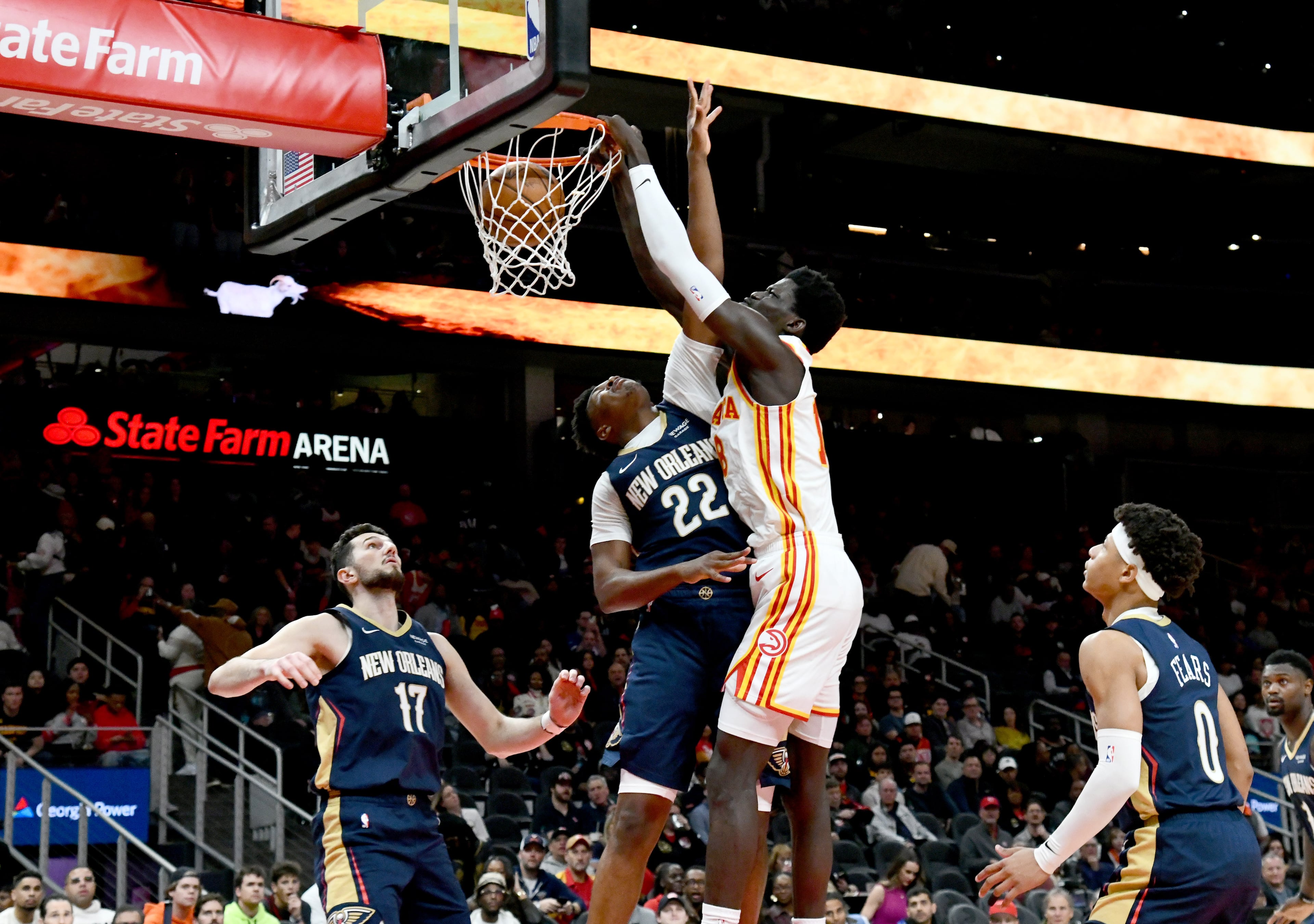 Atlanta Hawks forward Mouhamed Gueye (18) dunks the ball against New Orleans Pelicans center Derik Queen (22) during the first half in an NBA basketball game at State Farm Arena, Wednesday, Jan. 7, 2026, in Atlanta. (Hyosub Shin/AJC)