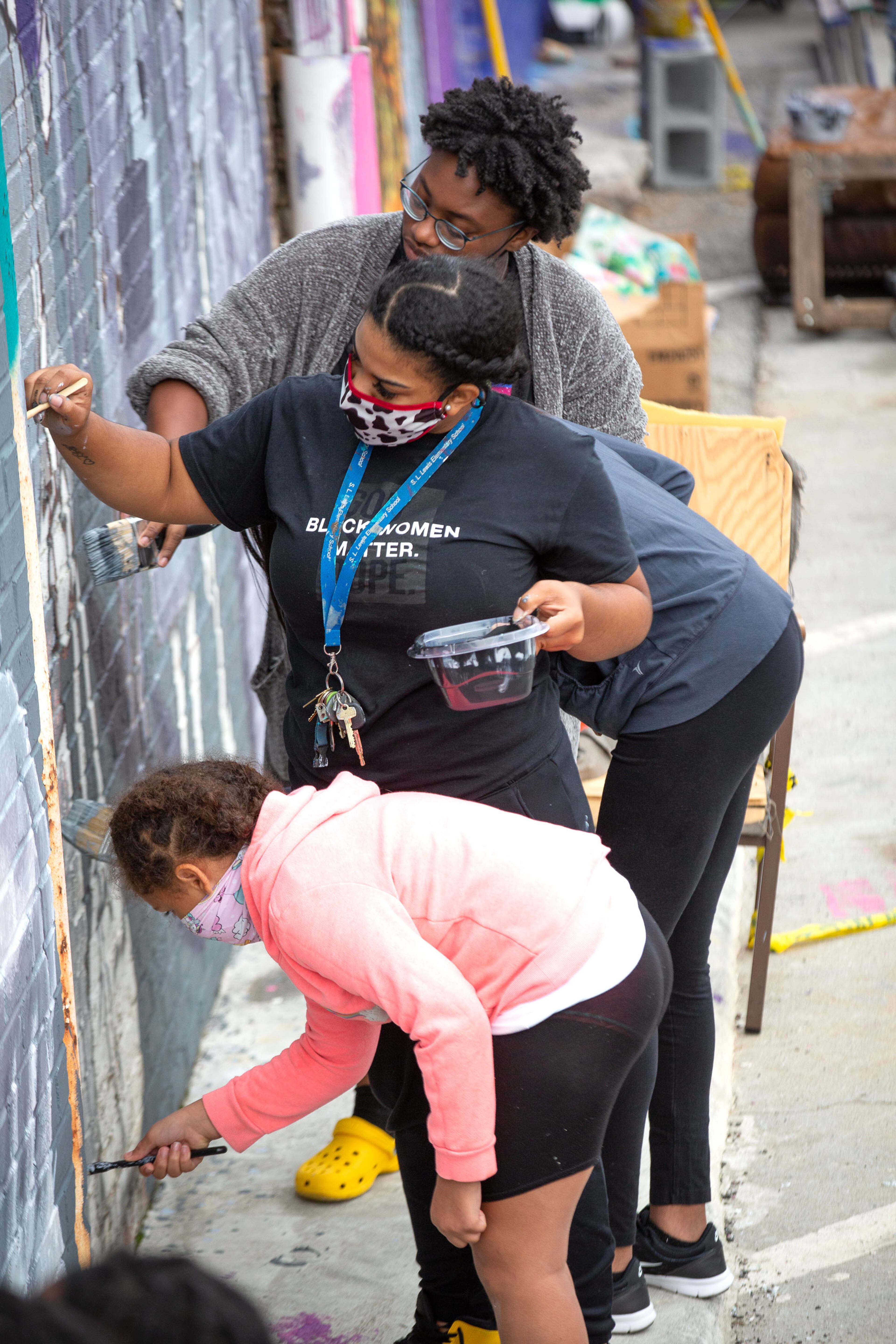 Volunteers from the neighborhood help fill in the details on the HEROINE Mural in Atlanta Saturday, September 19, 2020. STEVE SCHAEFER / SPECIAL TO THE AJC