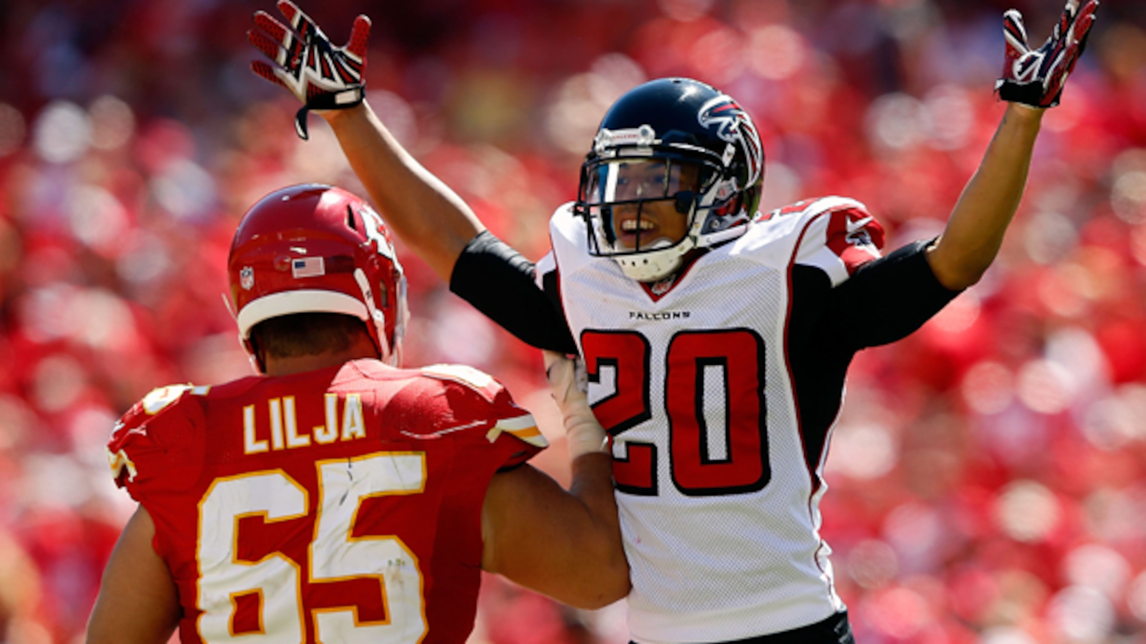 Brent Grimes, who made $10 million last season, agreed to terms on a one-year contract with the Miami Dolphins on Saturday.