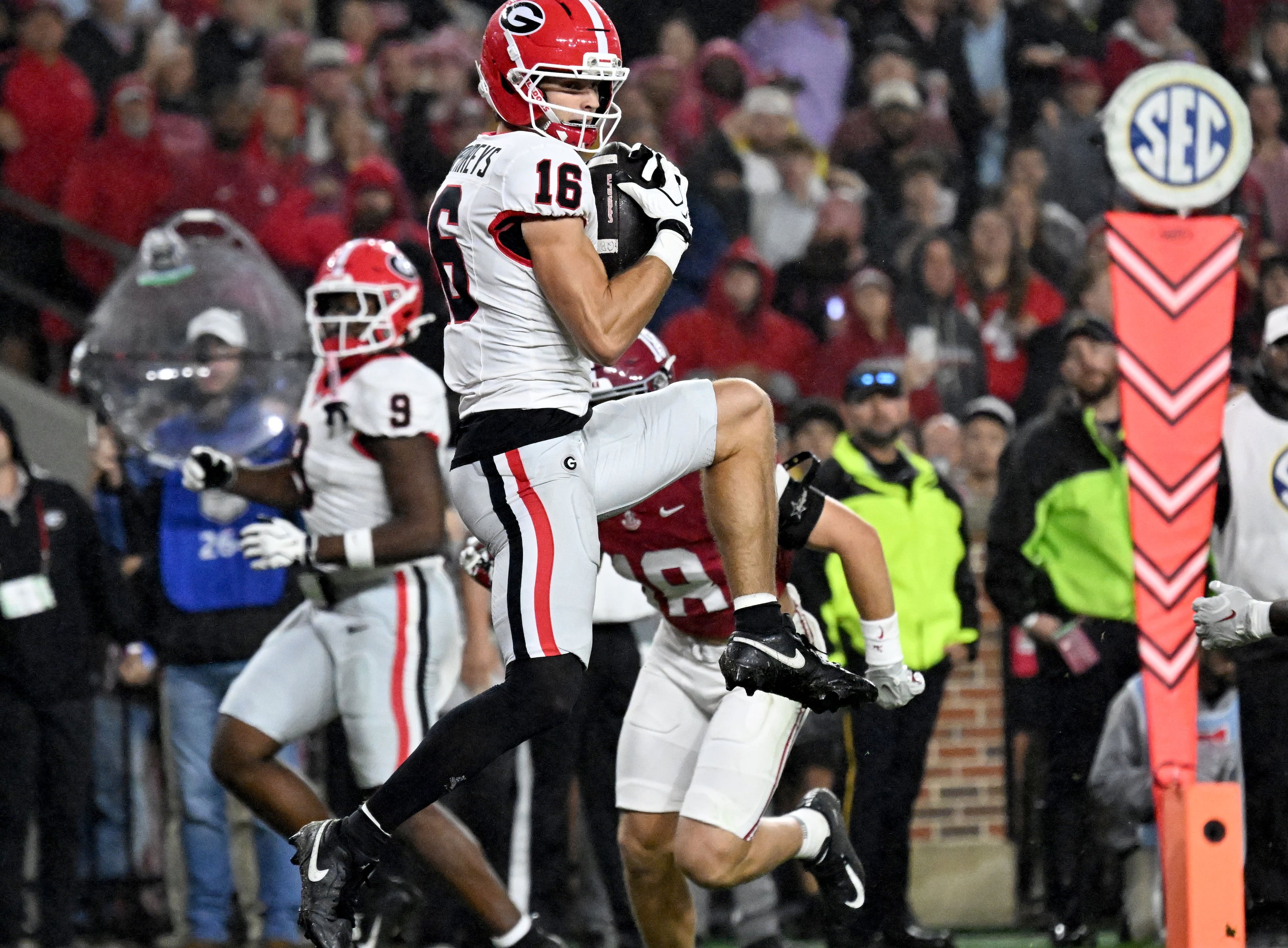 Georgia wide receiver London Humphreys makes a touchdown catch during the first half in an NCAA football game at Bryant-Denny Stadium on Saturday, Oct. 10, 2026, in Tuscaloosa, Alabama. (Hyosub Shin/AJC)