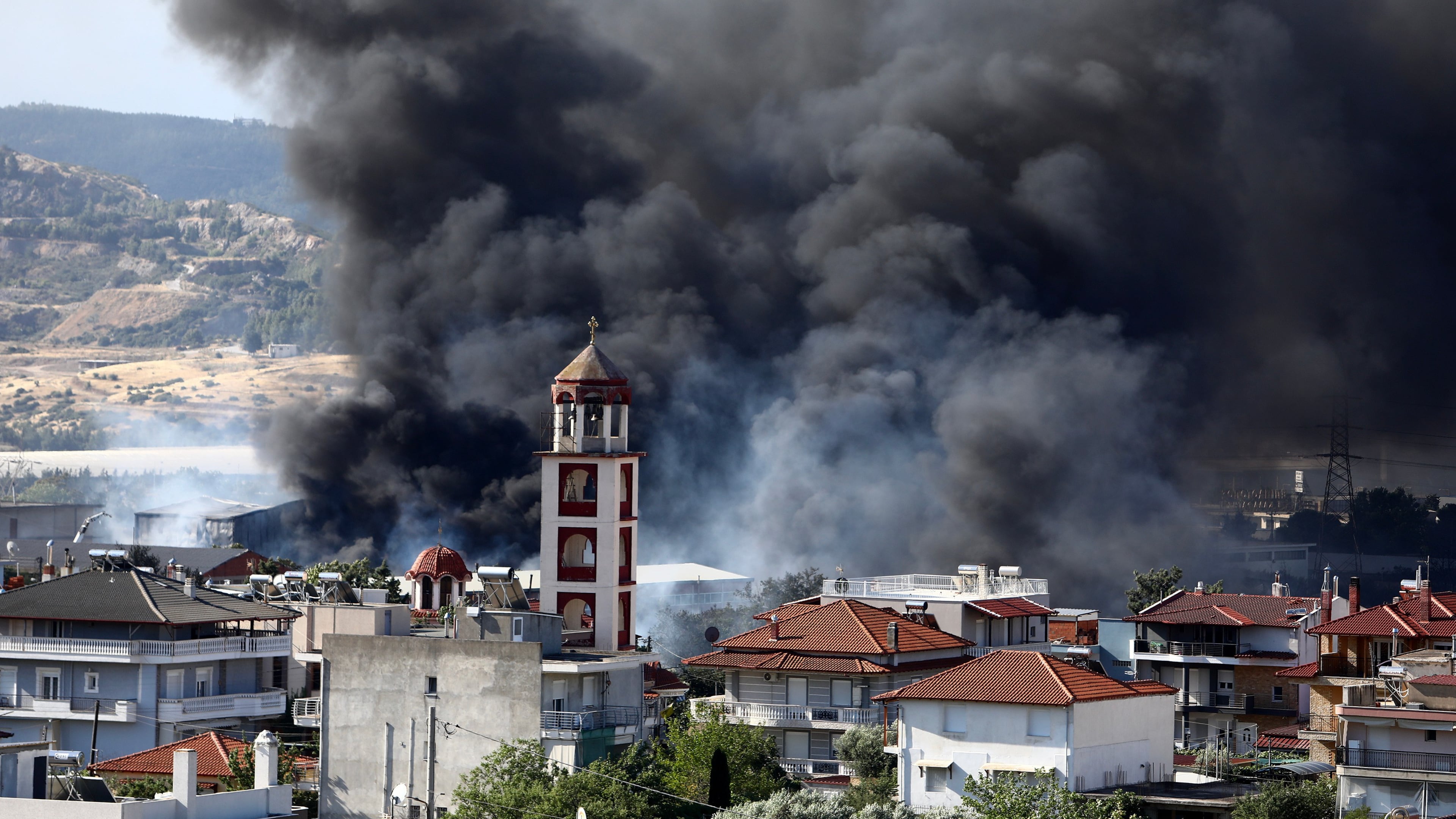 Thick smoke rises above Filothei settlement during a wildfire on the outskirts of the northern city of Thessaloniki, Greece, Sunday, July 5, 2026. (AP Photo/Giannis Papanikos)