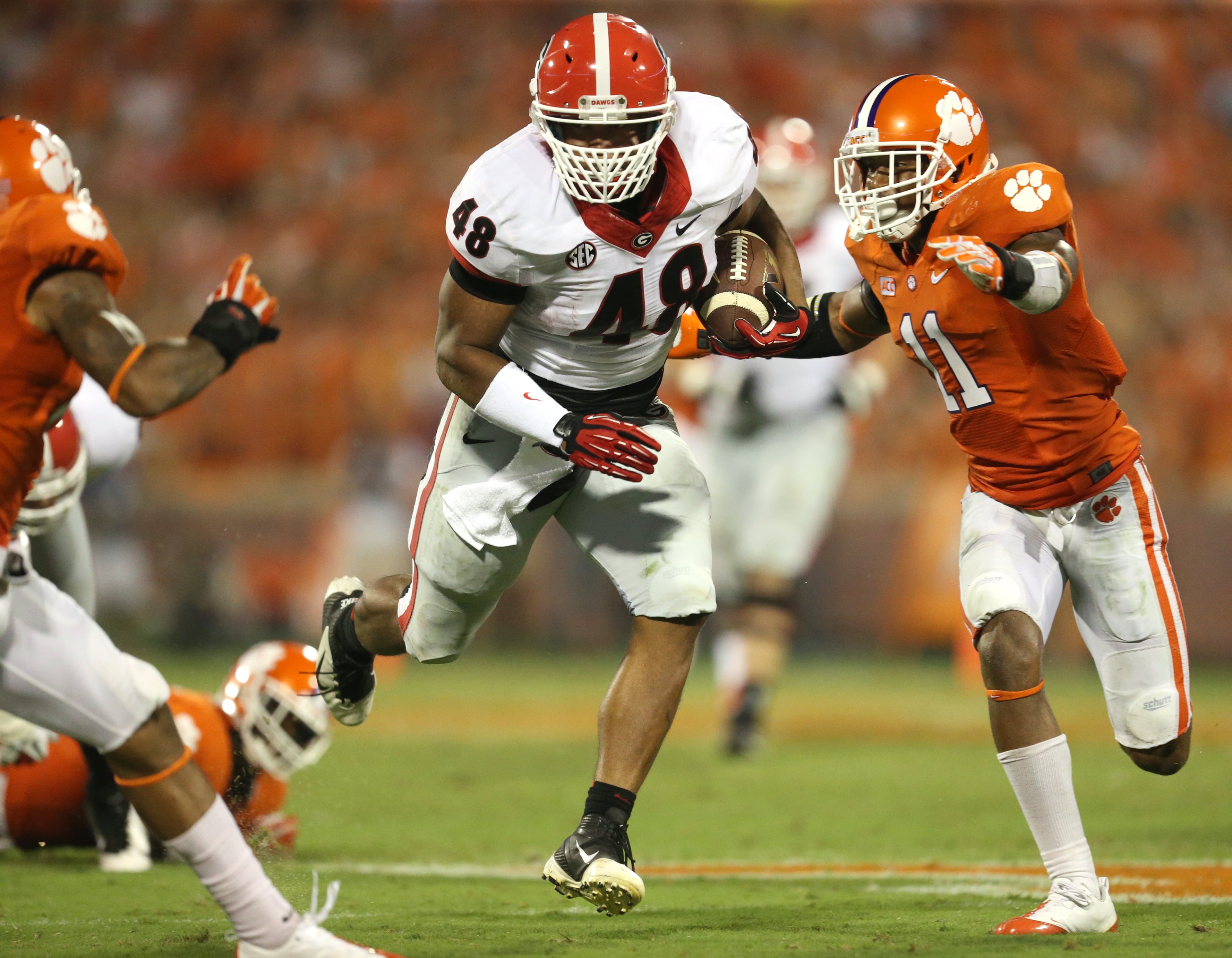 Georgia fullback Quayvon Hicks (48) runs after a catch on August 31, 2013. JASON GETZ / JGETZ@AJC.COM
