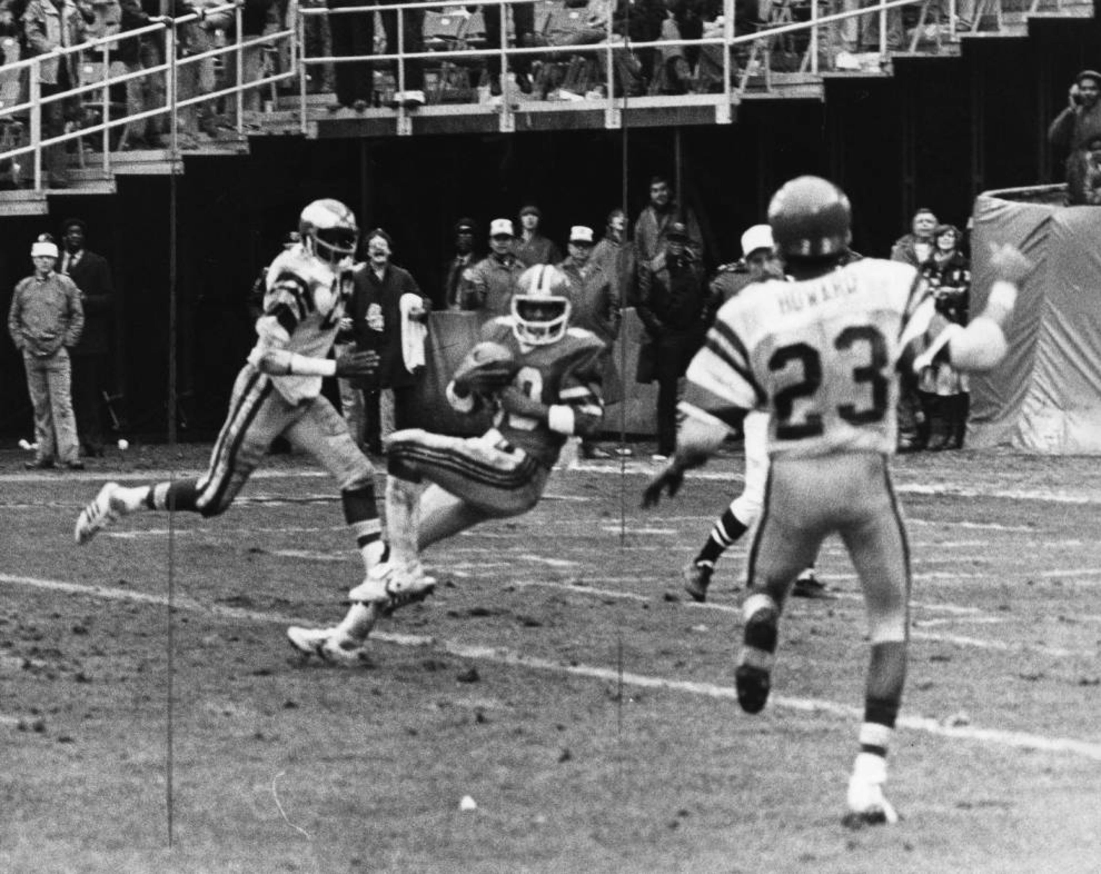 Falcons' Wallace Francis catches a 37 yard pass from QB Steve Bartkowski to win playoff game against Philadelphia Eagles, December 1978. George Clark/AJC file