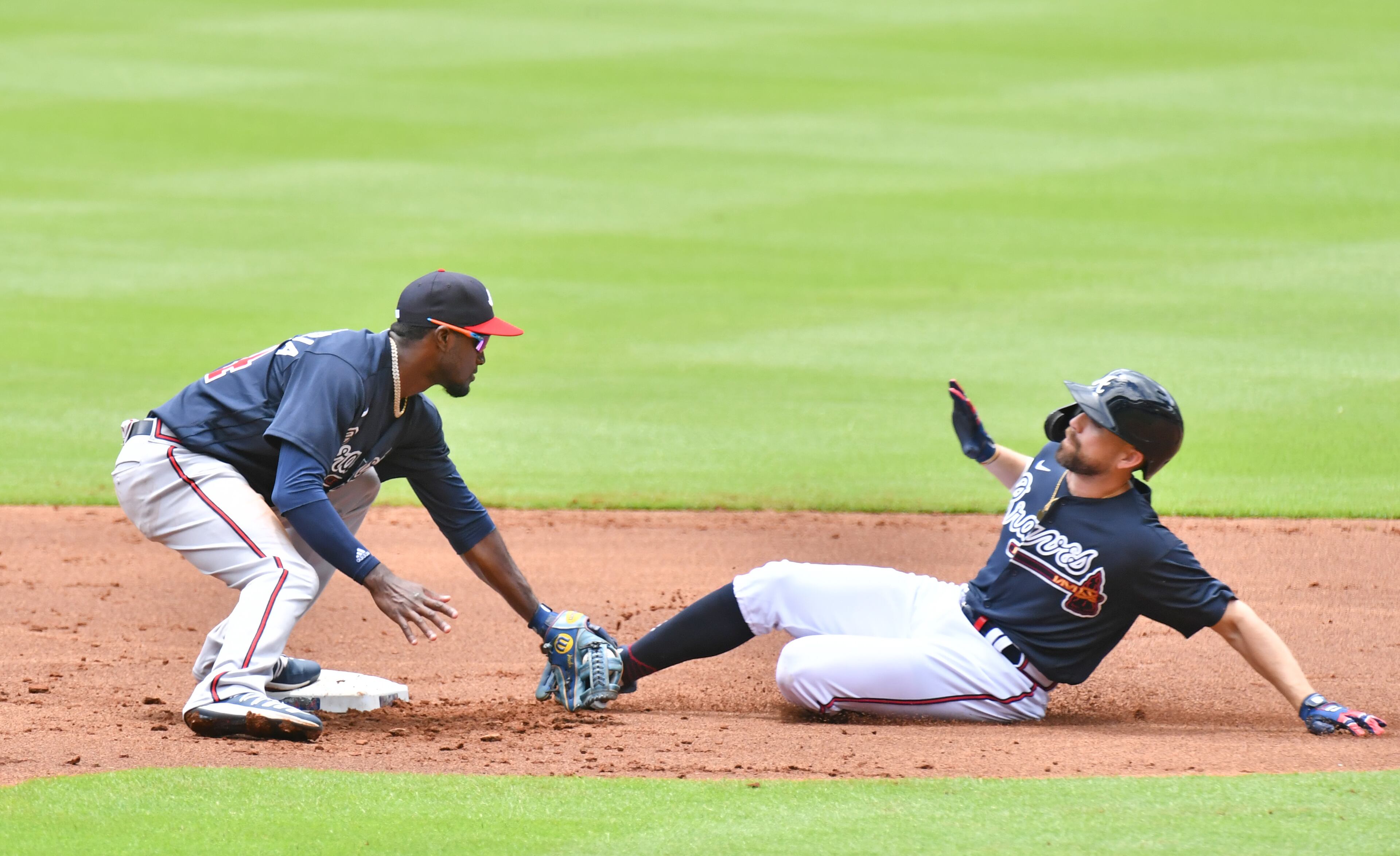 Adeiny Hechavarria tags Ender Inciarte at second base. (Hyosub Shin / Hyosub.Shin@ajc.com)
