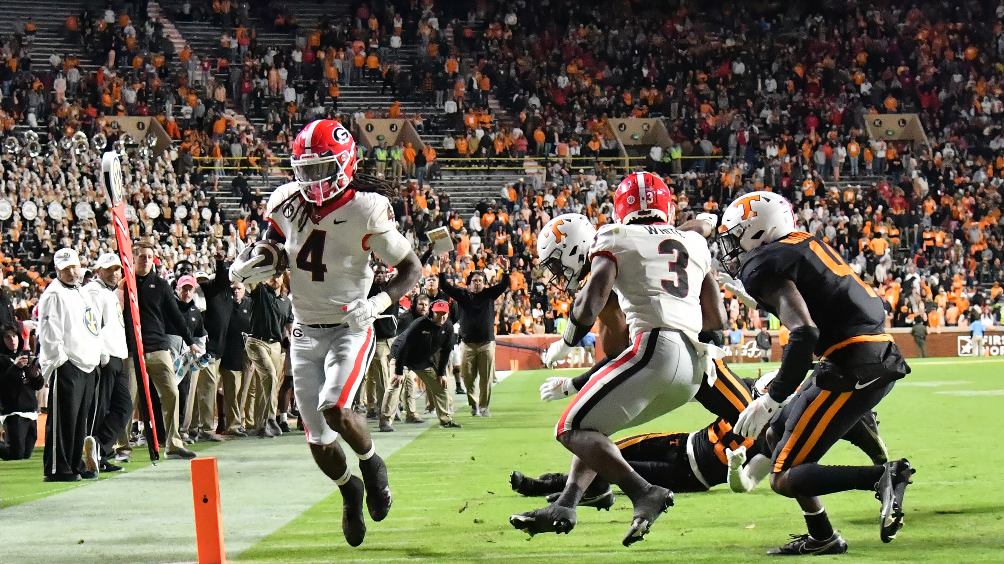 Georgia's running back James Cook (4) scores a touchdown in the second half against Tennessee at Neyland Stadium in Knoxville on Saturday, November 13, 2021. Georgia won 41-17 over Tennessee. (Hyosub Shin / Hyosub.Shin@ajc.com)