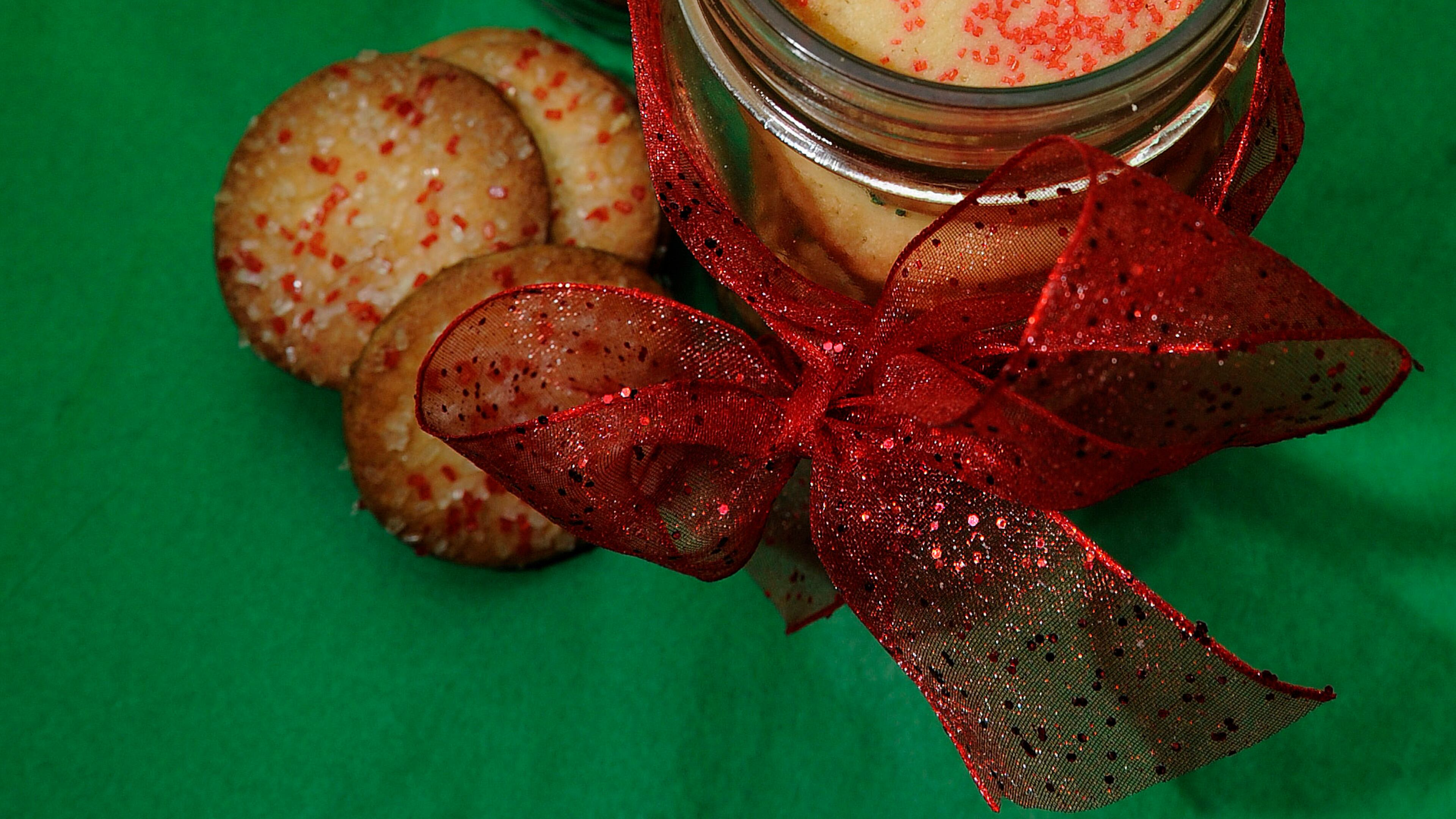 These fresh sugar cookies in a jar wrapped with a red bow make a nice food gift. (Photo: Johnny Crawford)