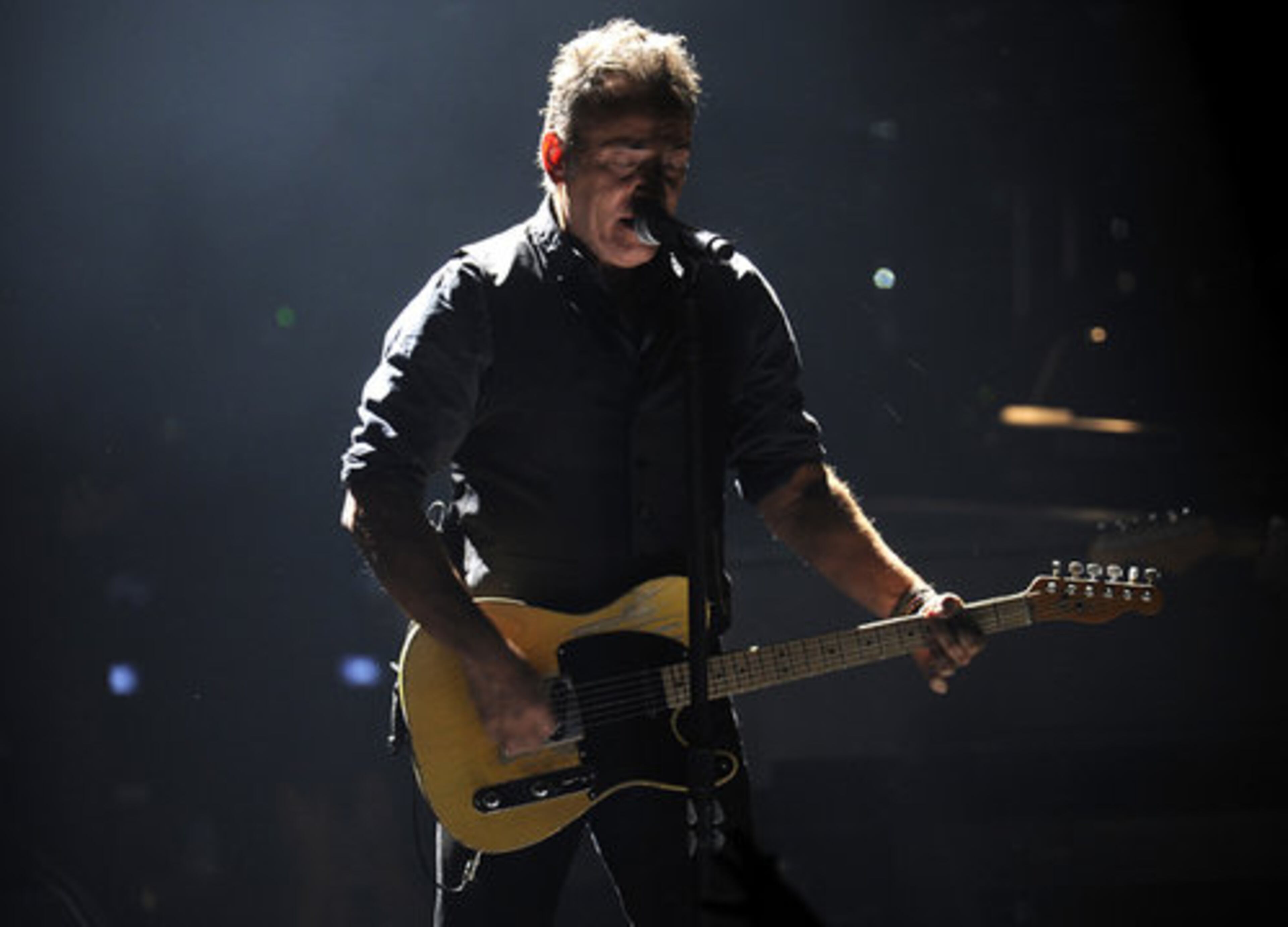 Springsteen paid tribute to those who have played the Apollo before, performing a rendition of Smokey Robinson's "The Way You Do the Things You Do," and Eddie Floyd and Steve Cropper's "684-5789."