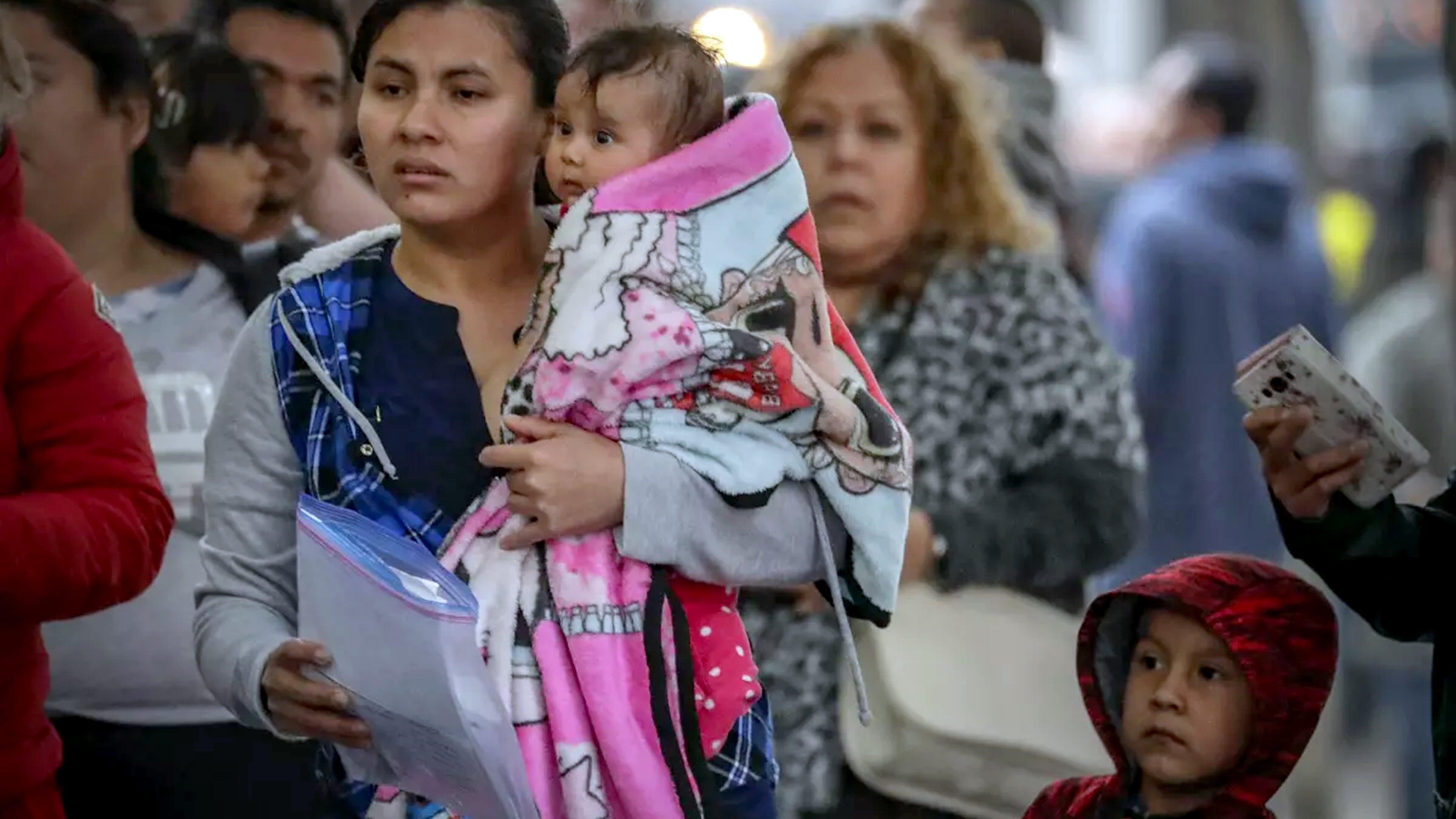 Immigrant families line up outside U.S. Immigration Court in downtown Los Angeles in January 2019. (Irfan Khan/Los Angeles Times/TNS)