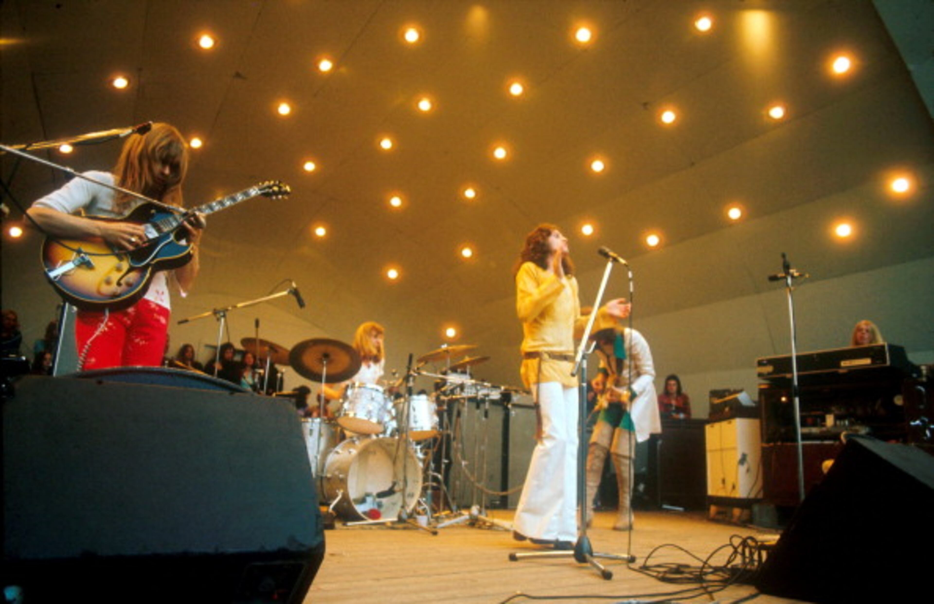 Yes perform at Crystal Palace garden party, Crystal Palace, London, 2nd September 1972, L-R Steve Howe, Alan White, Jon Anderson, Chris Squire, Rick Wakeman. (Photo by Michael Putland/Getty Images)