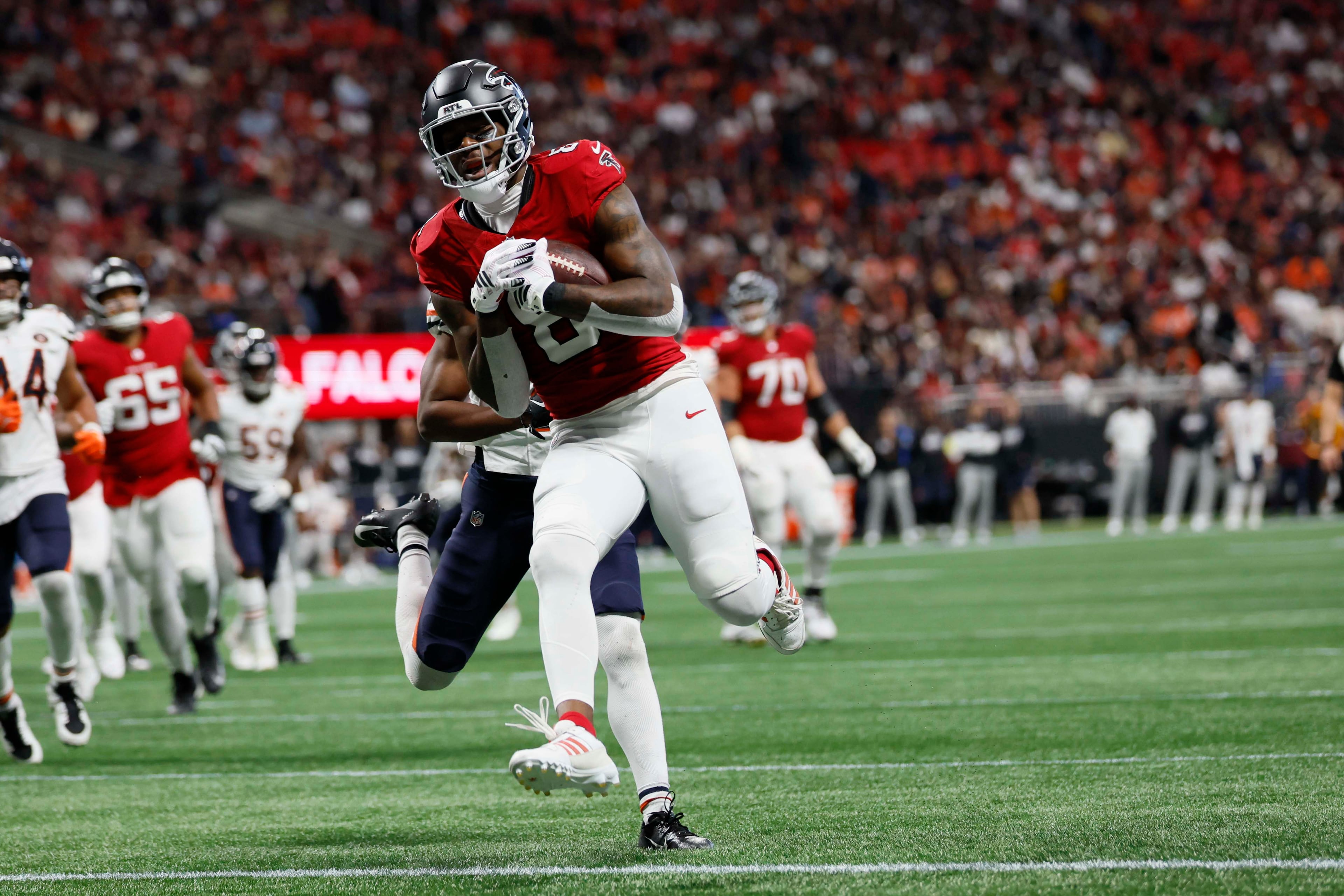 Atlanta Falcons tight end Kyle Pitts runs for a touchdown in the second half of an NFL game against the Chicago Bears at Mercedes-Benz Stadium in Atlanta on Sunday, Oct. 18, 2026. (Miguel Martinez/AJC)